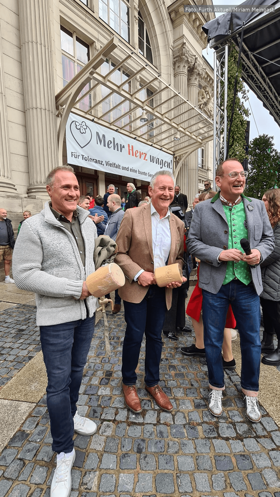 Die Michaeliskirchweih in Fürth ist offiziell eröffnet. Oberbürgermeister Dr. Thomas Jung Fürth zapfte am Samstagmorgen mit zwei Schlägen das erste Fass an.