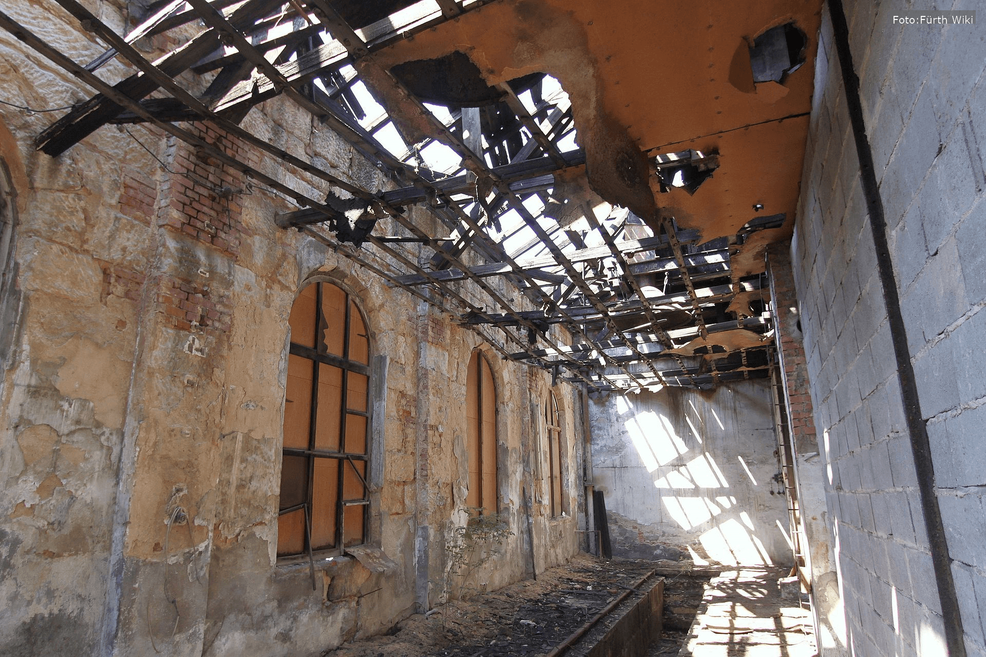 Der historische Lokschuppen in Fürth, ein bedeutendes Zeugnis der deutschen Eisenbahngeschichte, wird nach Jahren des Verfalls saniert.