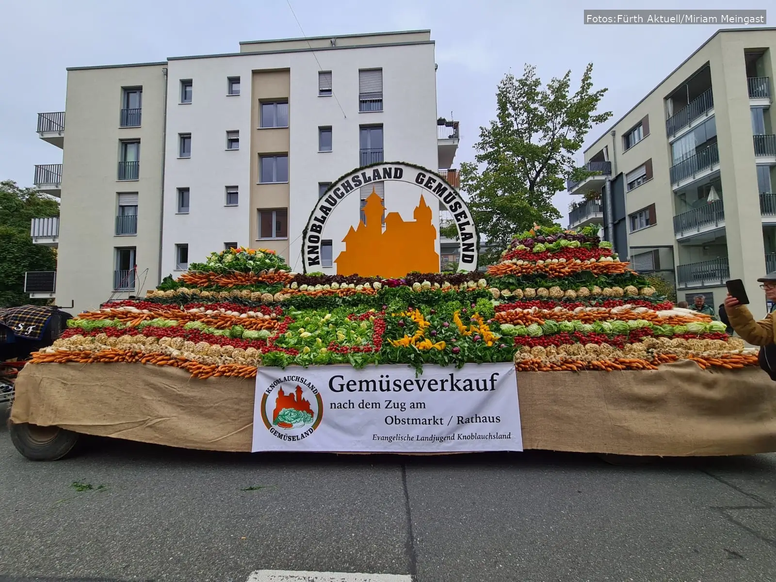 Der traditionelle Erntedankfestzug in Fürth lockt jedes Jahr Tausende Besucher an und feiert die reiche Ernte mit festlich geschmückten Wagen und musikalischer Begleitung.