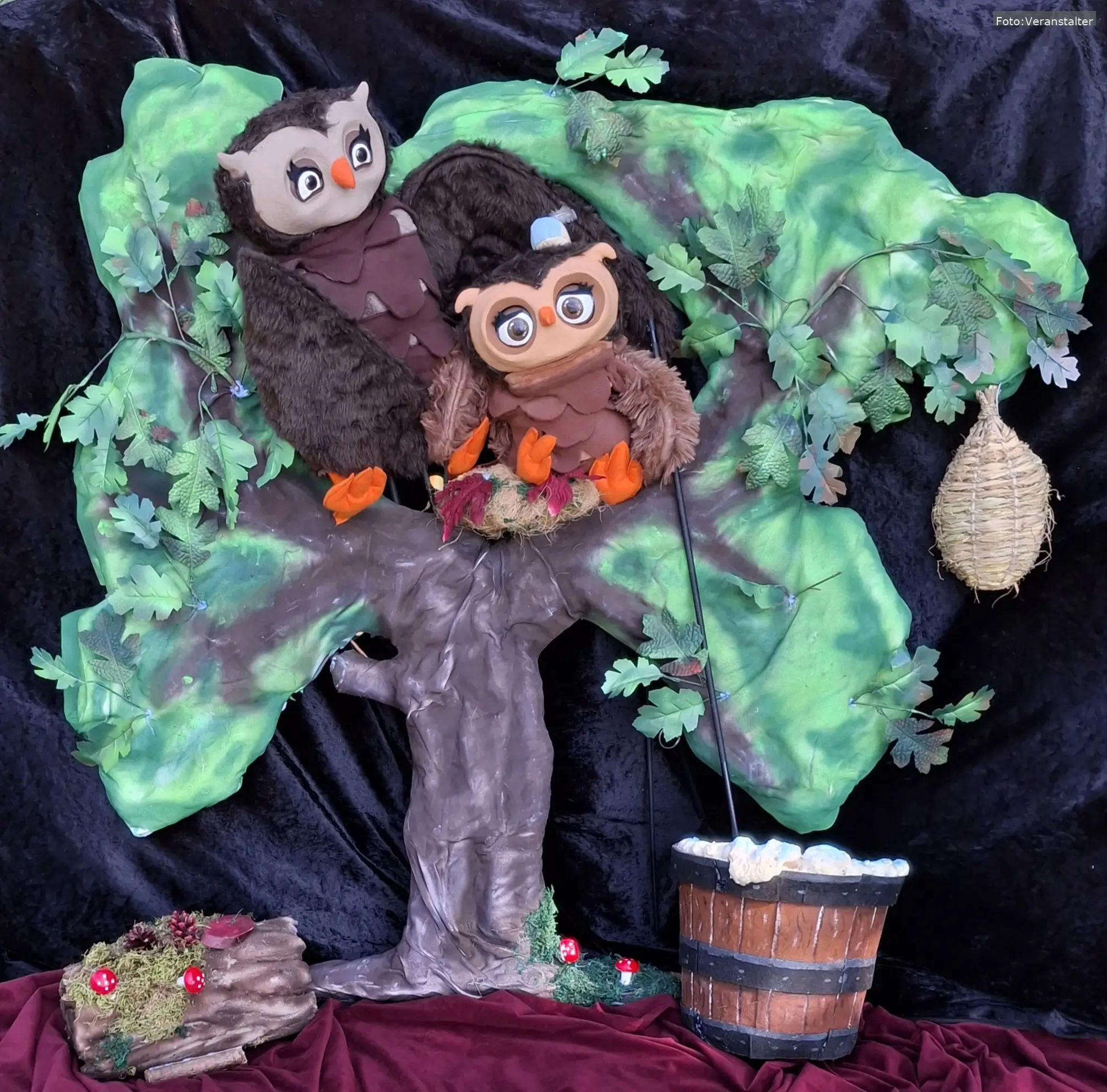 Das Figurentheater „Die Eule mit der Beule“ in Zirndorf bringt mit liebevoll gestalteten Figuren und Reimen die bekannte Trostgeschichte für Kinder auf die Bühne. Foto: Christian Sperlich.