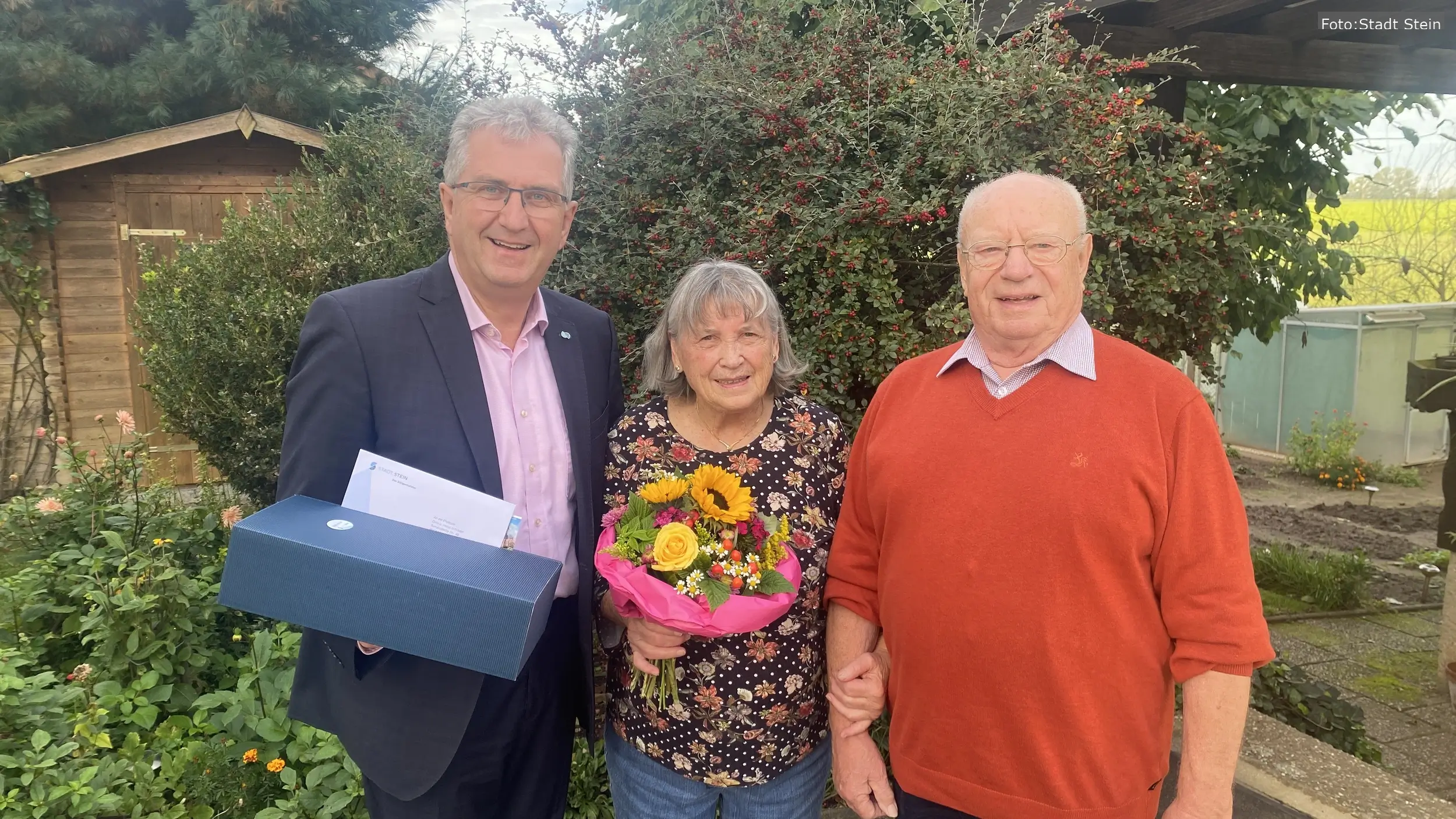 Dina und Heinz Schrödel feiern ihre Diamantene Hochzeit mit einem Weißwurstfrühstück im Kreise von Familie und Freunden. Bürgermeister Kurt Krömer überbrachte seine Glückwünsche.