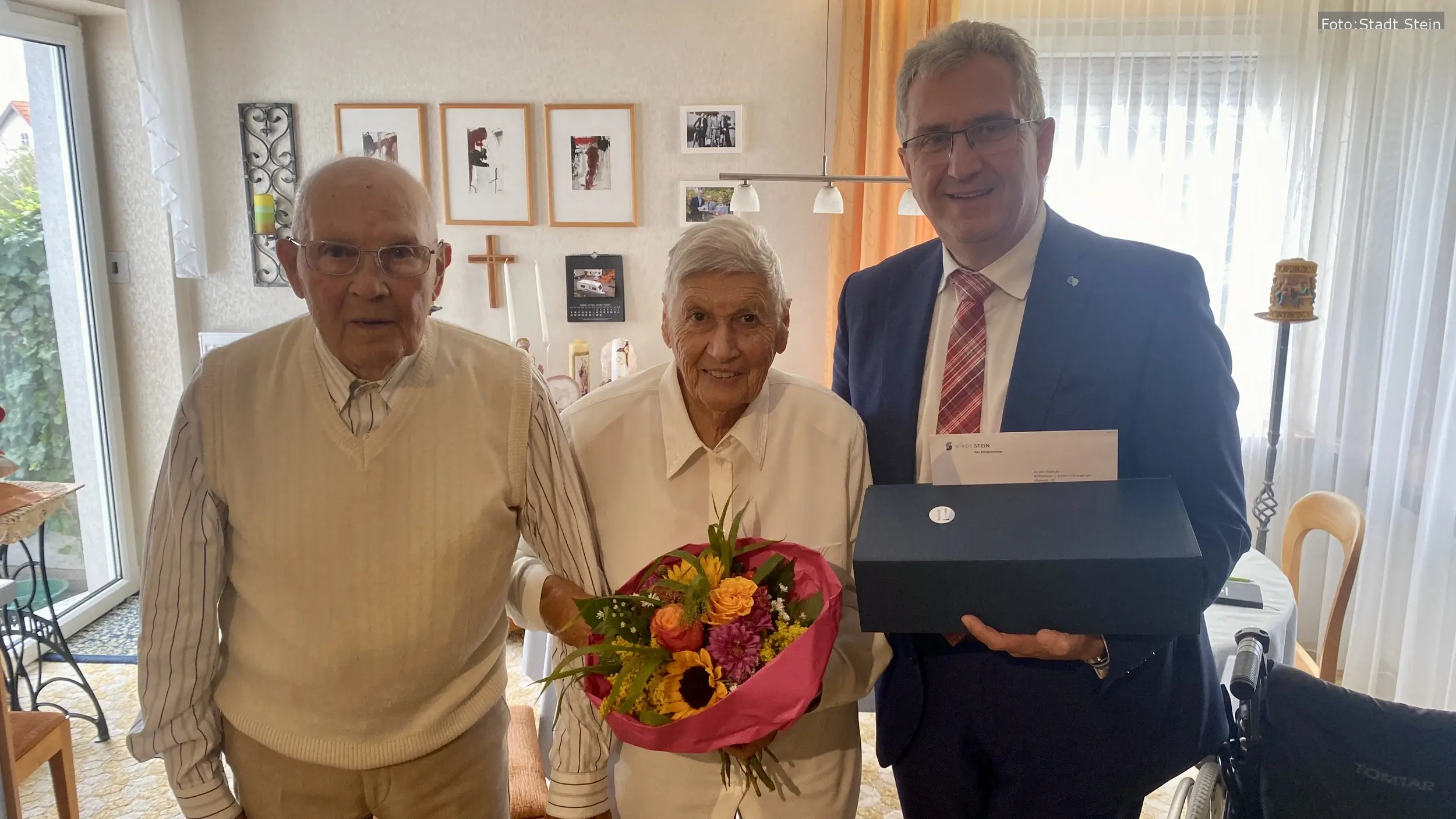 Wilhelmine und Johann Ehrnsperger feiern ihren 70. Hochzeitstag in Stein. Bürgermeister Kurt Krömer überreichte Geschenke und Glückwünsche.