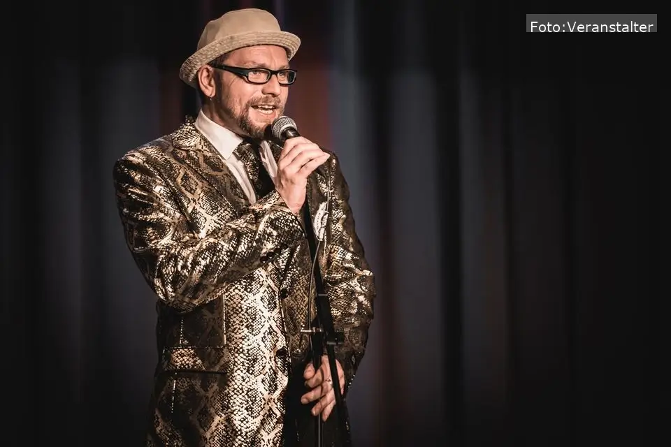 Die Stadthalle Fürth wird am 26. November 2023 zum Schauplatz der 18. Fränkischen Poetry Slam Meisterschaft – ein Highlight für Fans der Bühnendichtkunst in Franken.
