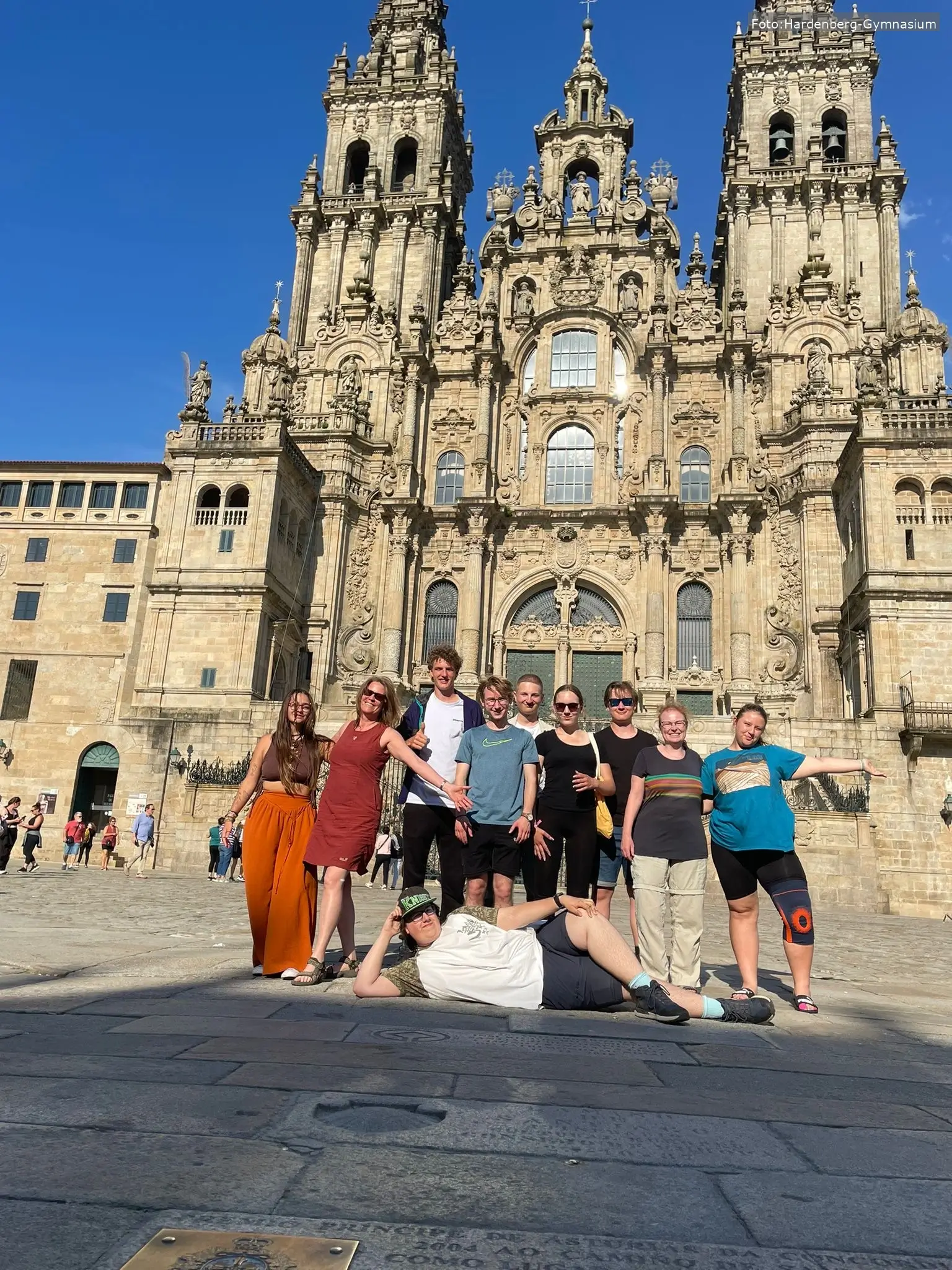 Pilgern auf dem Jakobsweg: Der Weg von Vigo nach Santiago de Compostela führt durch atemberaubende Landschaften und stellt die Teilnehmer vor physische Herausforderungen.