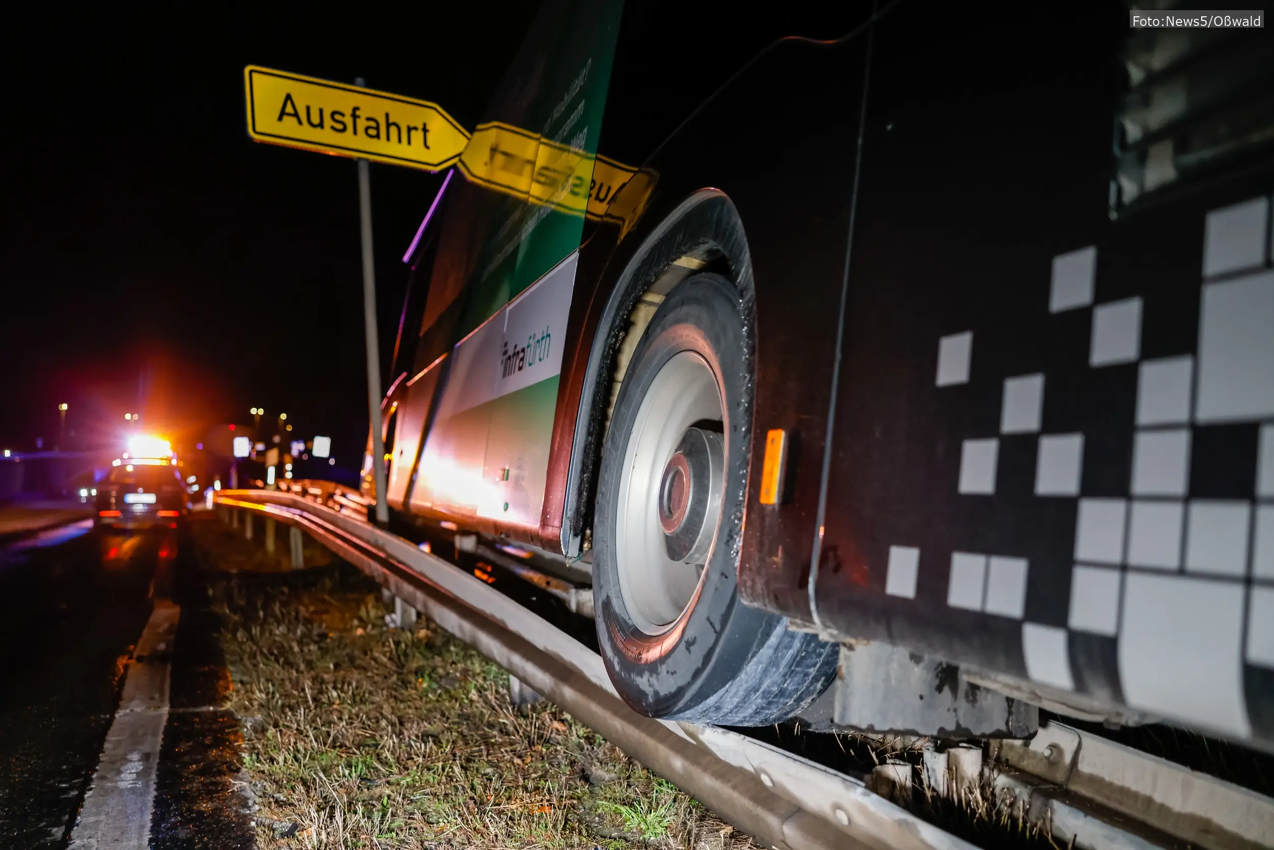 Unfall auf der Südwesttangente: Linienbus bleibt auf Leitplanke stehen. Keine Verletzten, Ursache noch unklar.