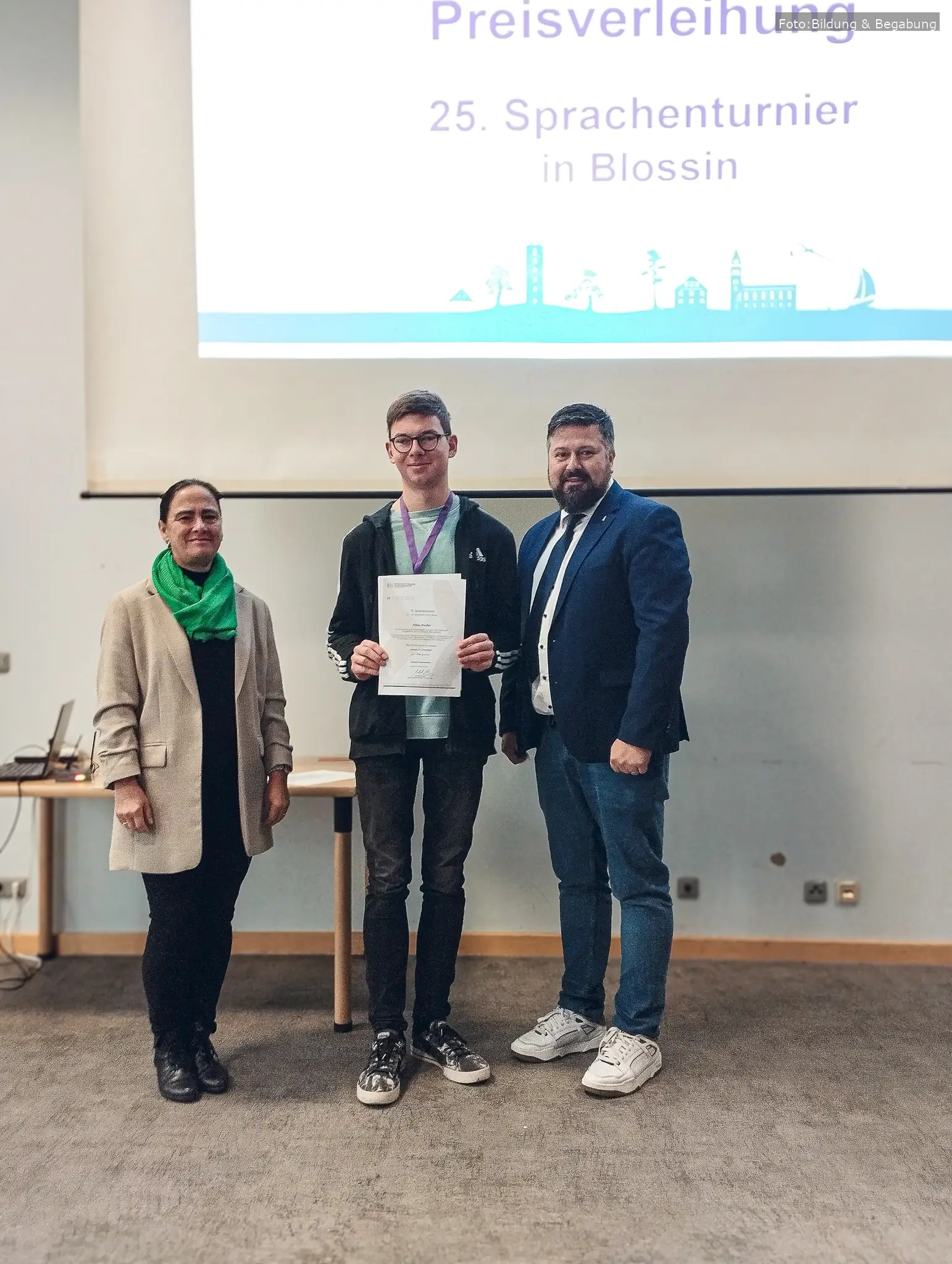 Niklas Pfeuffer aus Fürth gewinnt das Sprachenturnier des Bundeswettbewerbs Fremdsprachen in Blossin und wird als bester Teilnehmer ausgezeichnet.