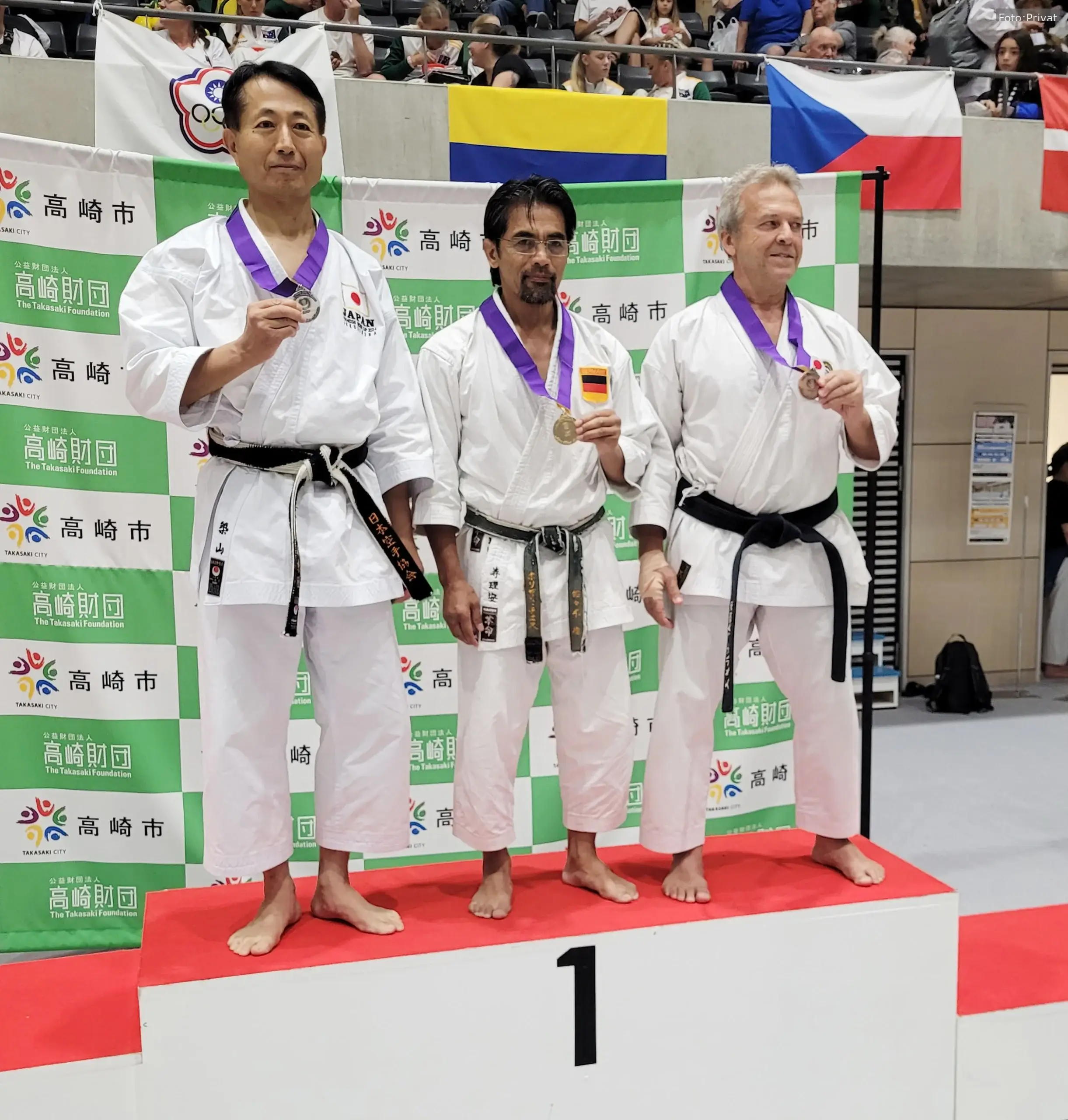 Julian Chees (Mitte), Cheftrainer des Shoshin Altenberg e.V., erringt als einziger Nicht-Japaner beim 16. Funakoshi Gichin Cup in Japan den Weltmeistertitel in der Kategorie Kata.