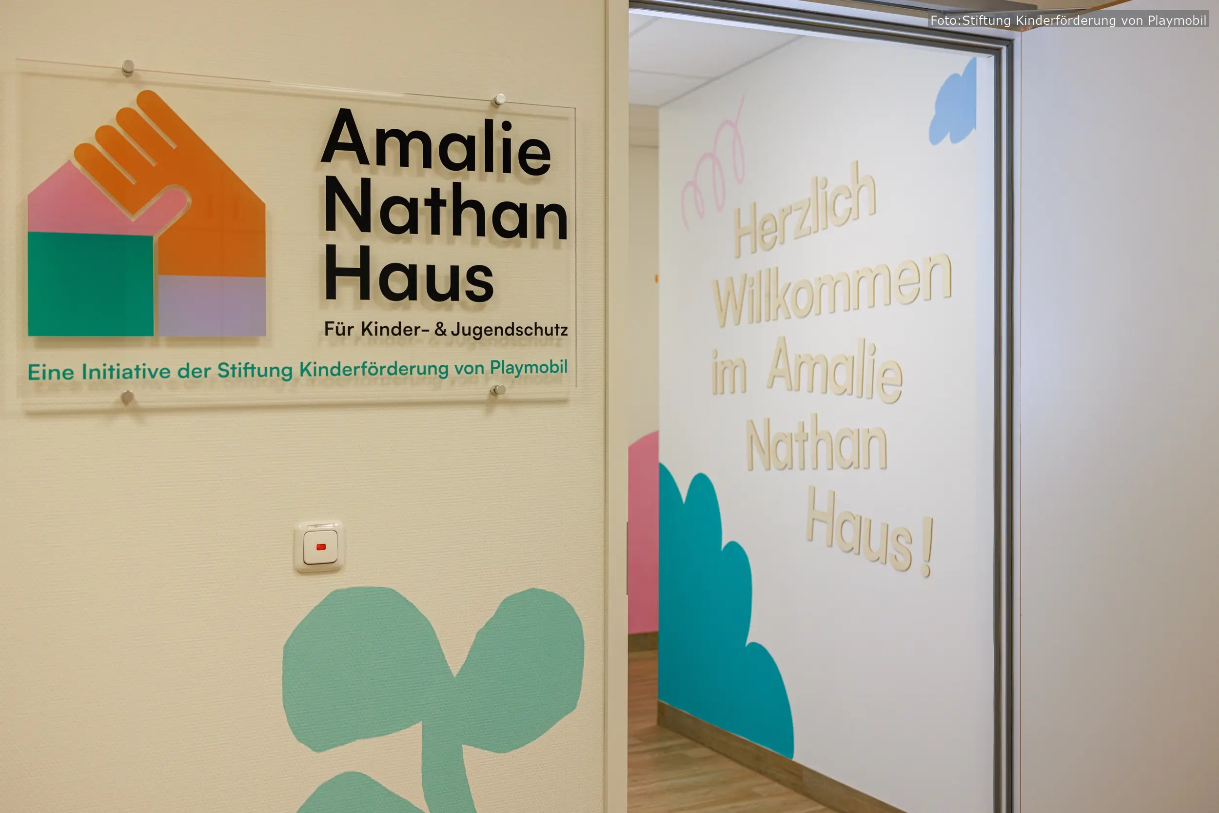 Das Amalie Nathan Haus in Fürth bietet traumatisierten Kindern und Jugendlichen eine sichere Anlaufstelle – unterstützt durch die Stiftung Kinderförderung von Playmobil und das Klinikum Fürth.