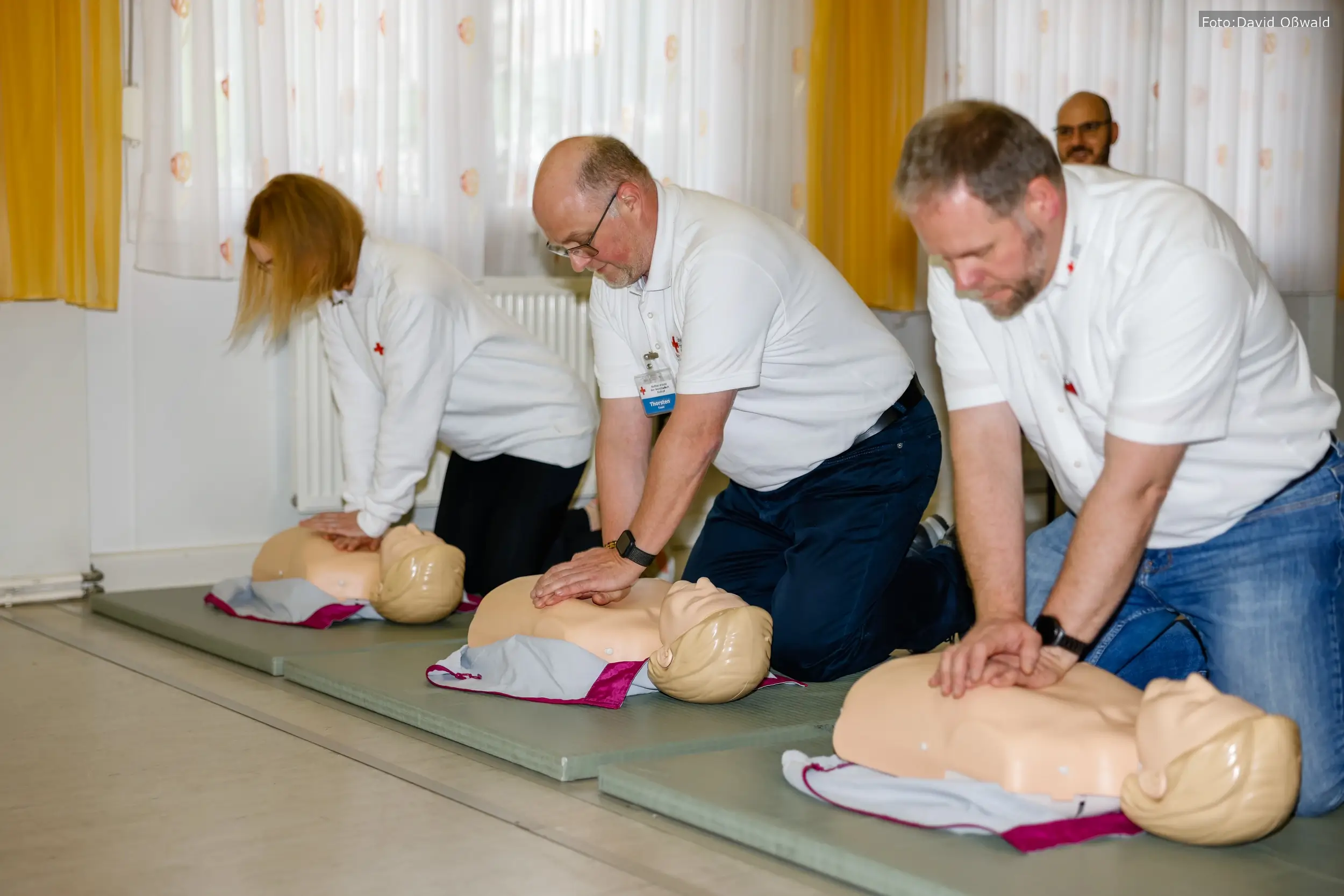 Teilnehmer üben in Roßtal den Einsatz eines AEDs und erlernen die Grundlagen der Reanimation – „Roßtal drückt!“ bringt wichtige Notfallfähigkeiten näher.
