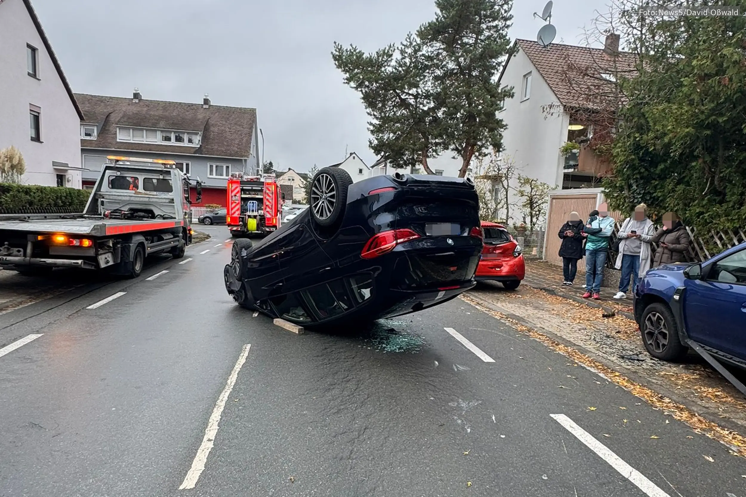 Ein schwerer Unfall in der Beethovenstraße in Zirndorf sorgte für Aufsehen: Ein BMW überschlug sich nach der Kollision mit einem Dacia. Glücklicherweise gab es keine Verletzten.
