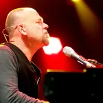 Martin Kälberer verbindet bei seinem Konzert auf der Burg Cadolzburg besondere Klangwelten mit beeindruckenden visuellen Effekten und einer historischen Kulisse – ein einmaliges Erlebnis für alle Sinne.