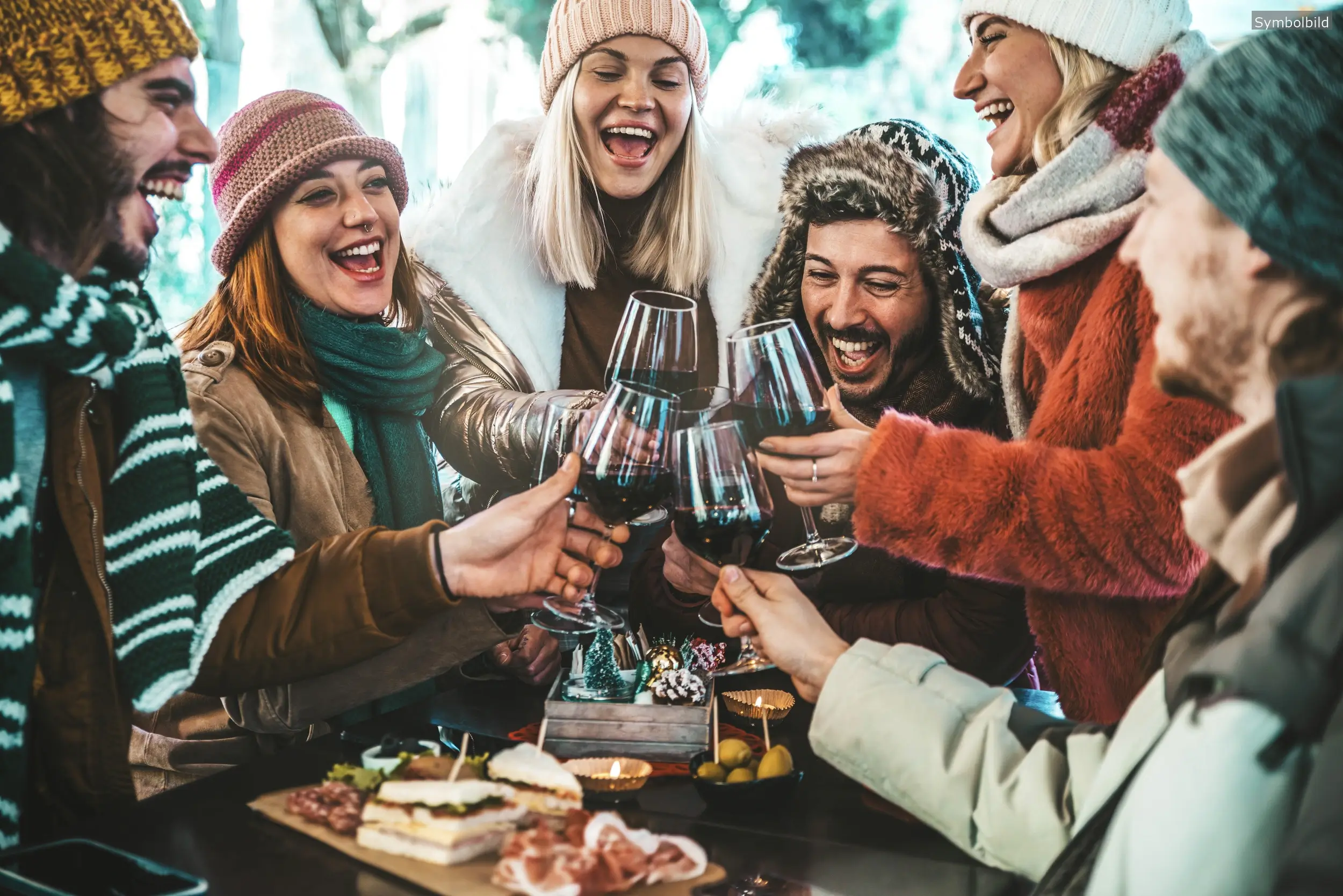 Die legendäre Stadelner Hüttngaudi lädt nach dem Adventsmarkt zum Feiern mit Après-Ski-Hits und Glühwein ins JUZ Hüttn ein.
