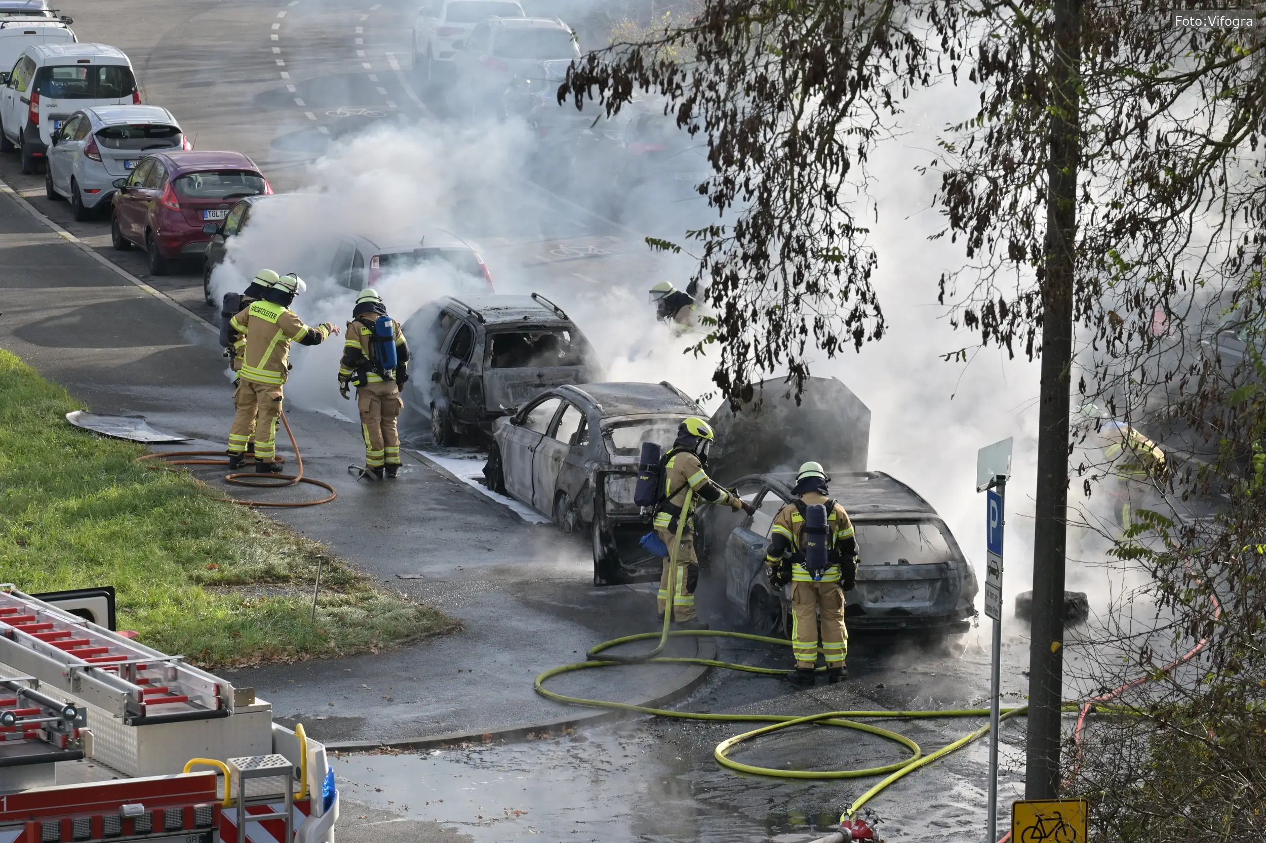 Fürth Flammen zerstören drei Fahrzeuge an der Zirndorfer Brücke