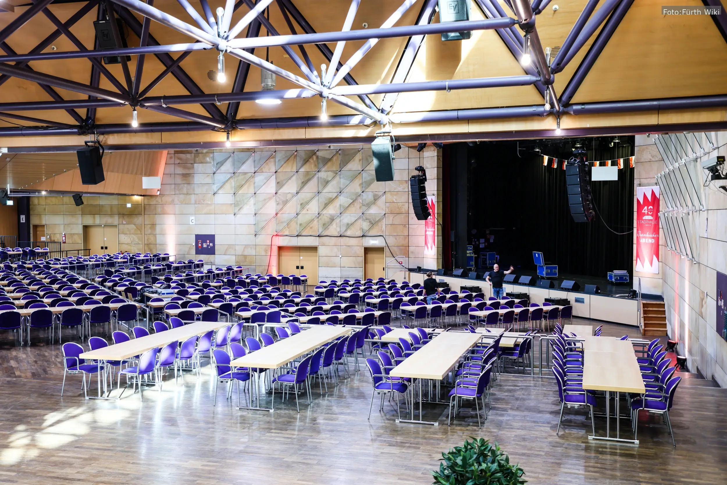 Die zentrale Bürgerversammlung in der Fürther Stadthalle bietet Bürgern die Möglichkeit, ihre Anliegen direkt an die Stadtverwaltung zu richten.