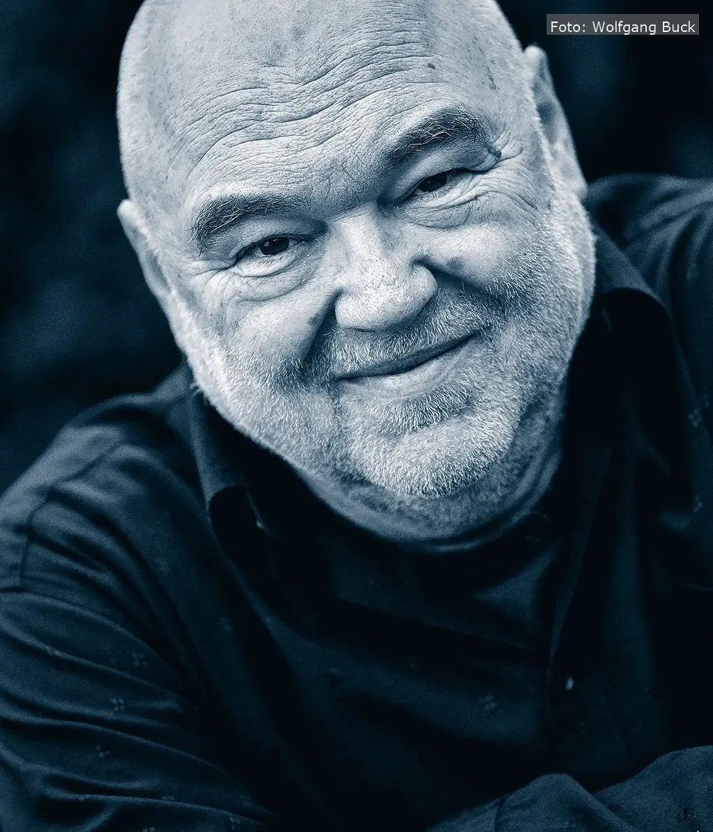Wolfgang Buck begeistert mit fränkischer Mundartmusik und unterstützt dabei die Tschernobylhilfe – ein kulturelles Highlight in der Paul-Gerhardt-Kirche in Stein.