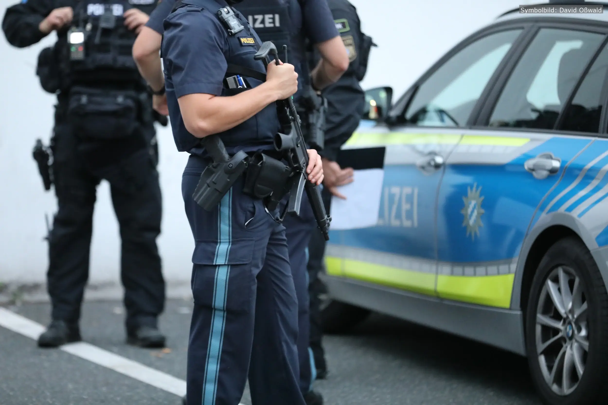 Tatort eines bewaffneten Raubüberfalls auf ein Handygeschäft in Zirndorf. Die Polizei sucht Zeugen, die Hinweise zu dem Täter geben können.