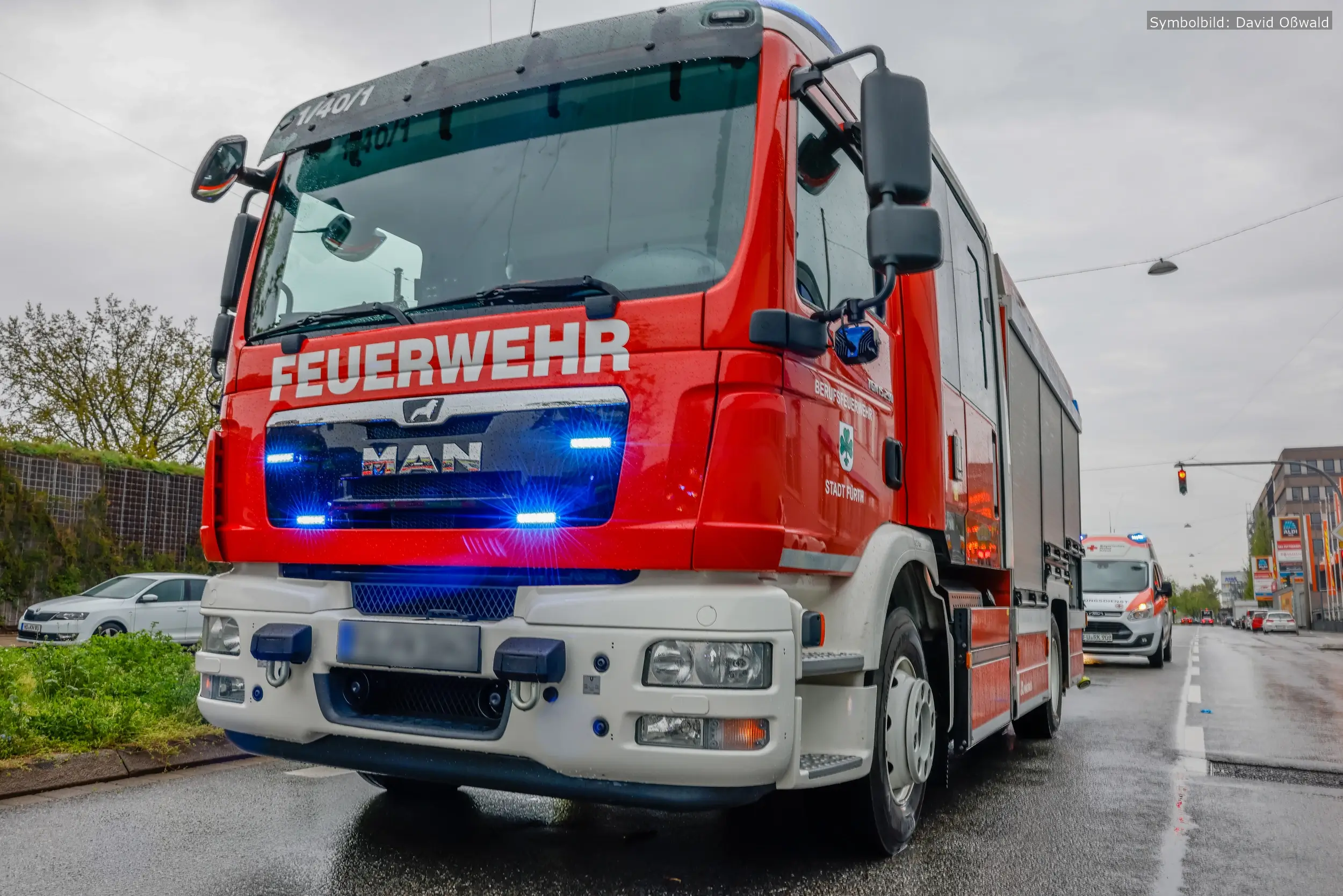 Einsatzkräfte der Feuerwehr konnten das Feuer erst nach Stunden löschen. In den Trümmern der Gartenhütte wurde eine tote Person entdeckt.