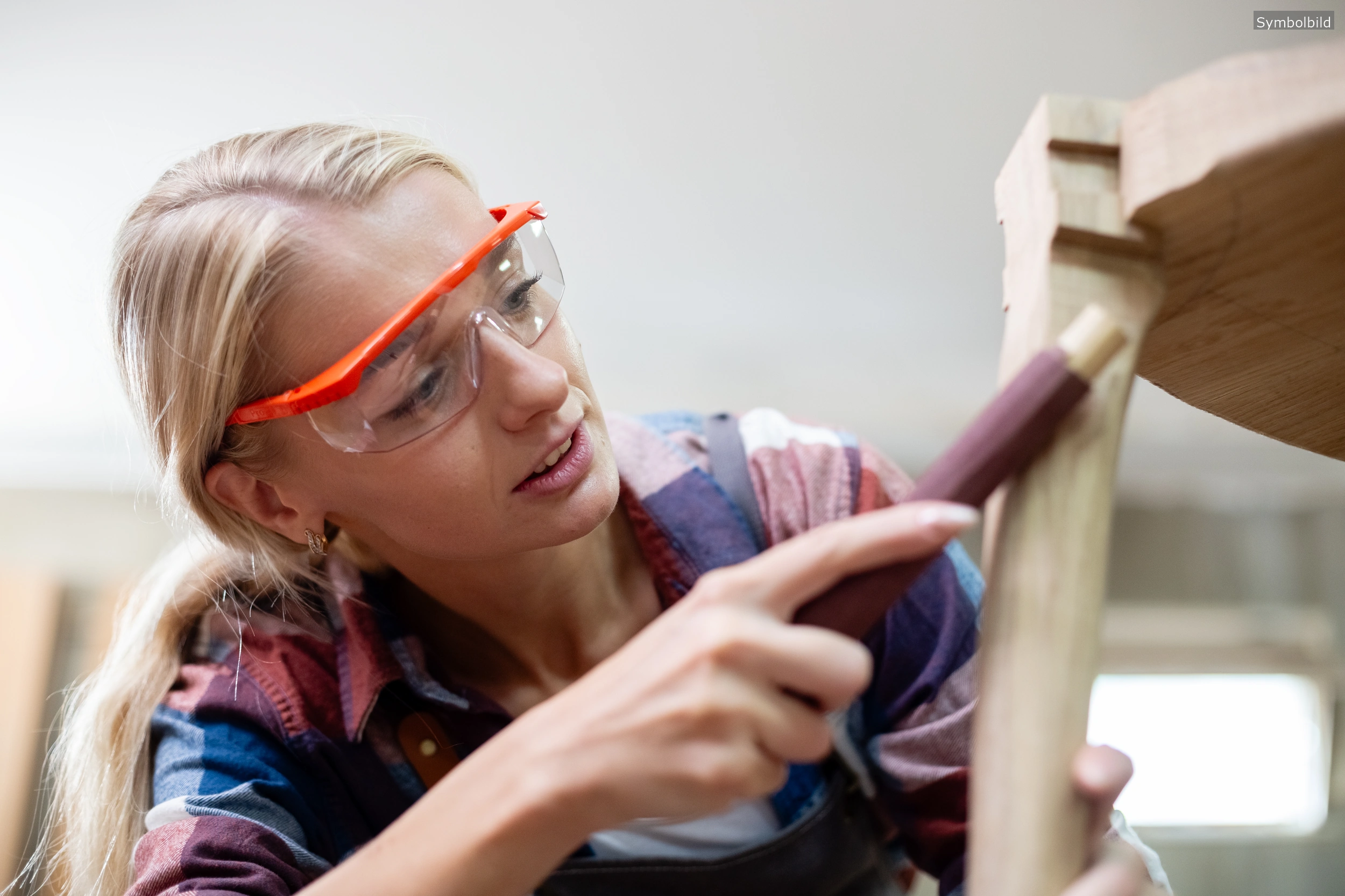 Ein Schreinerkurs für Frauen vermittelt praktische Fähigkeiten im Umgang mit Elektrowerkzeugen und bietet Einblicke in die Arbeit mit heimischem Massivholz.