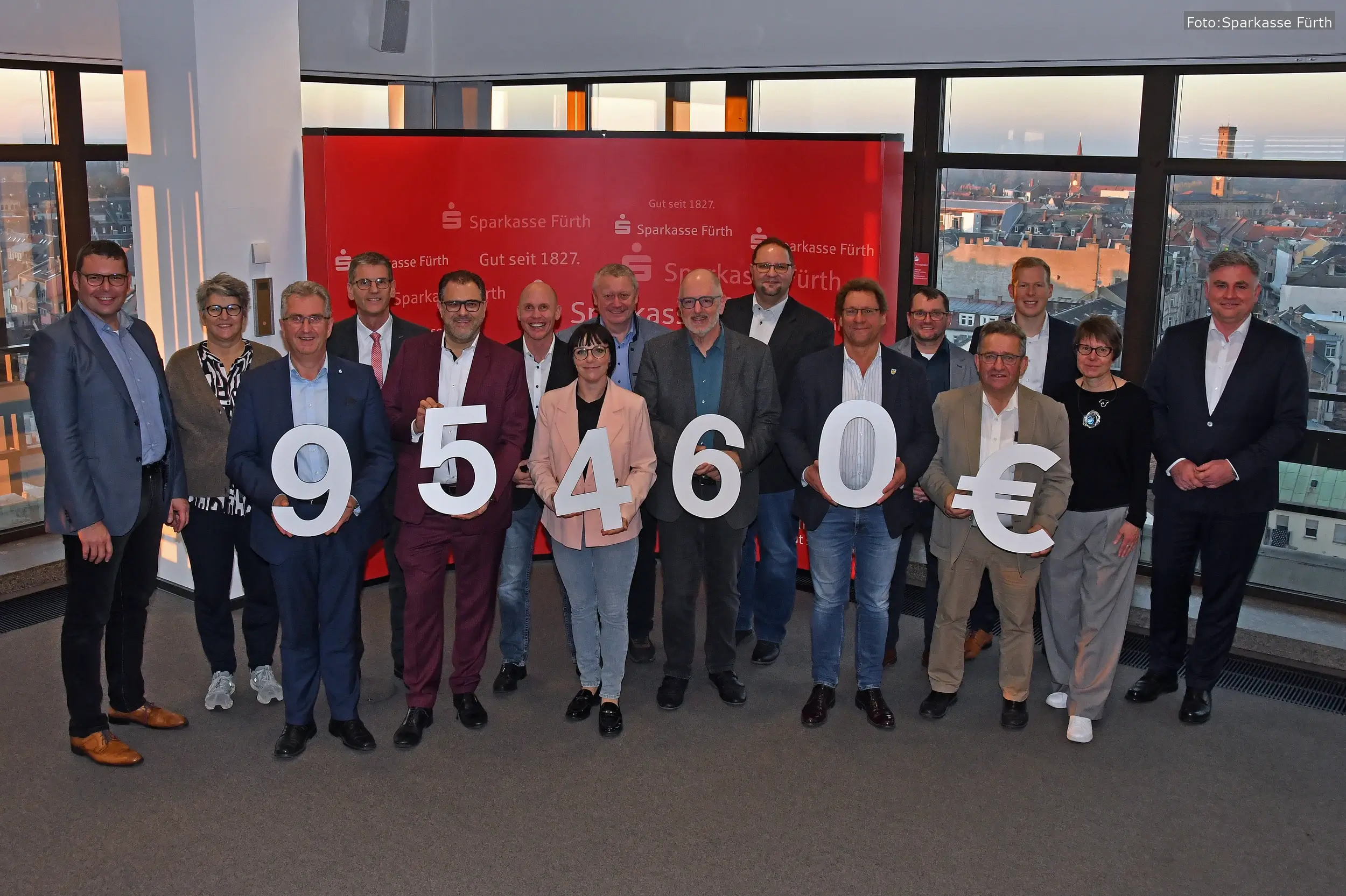 Die Sparkasse Fürth überreichte fast 96.000 Euro an Spenden an Vereine und gemeinnützige Organisationen im Landkreis – ein starkes Zeichen für bürgerschaftliches Engagement.