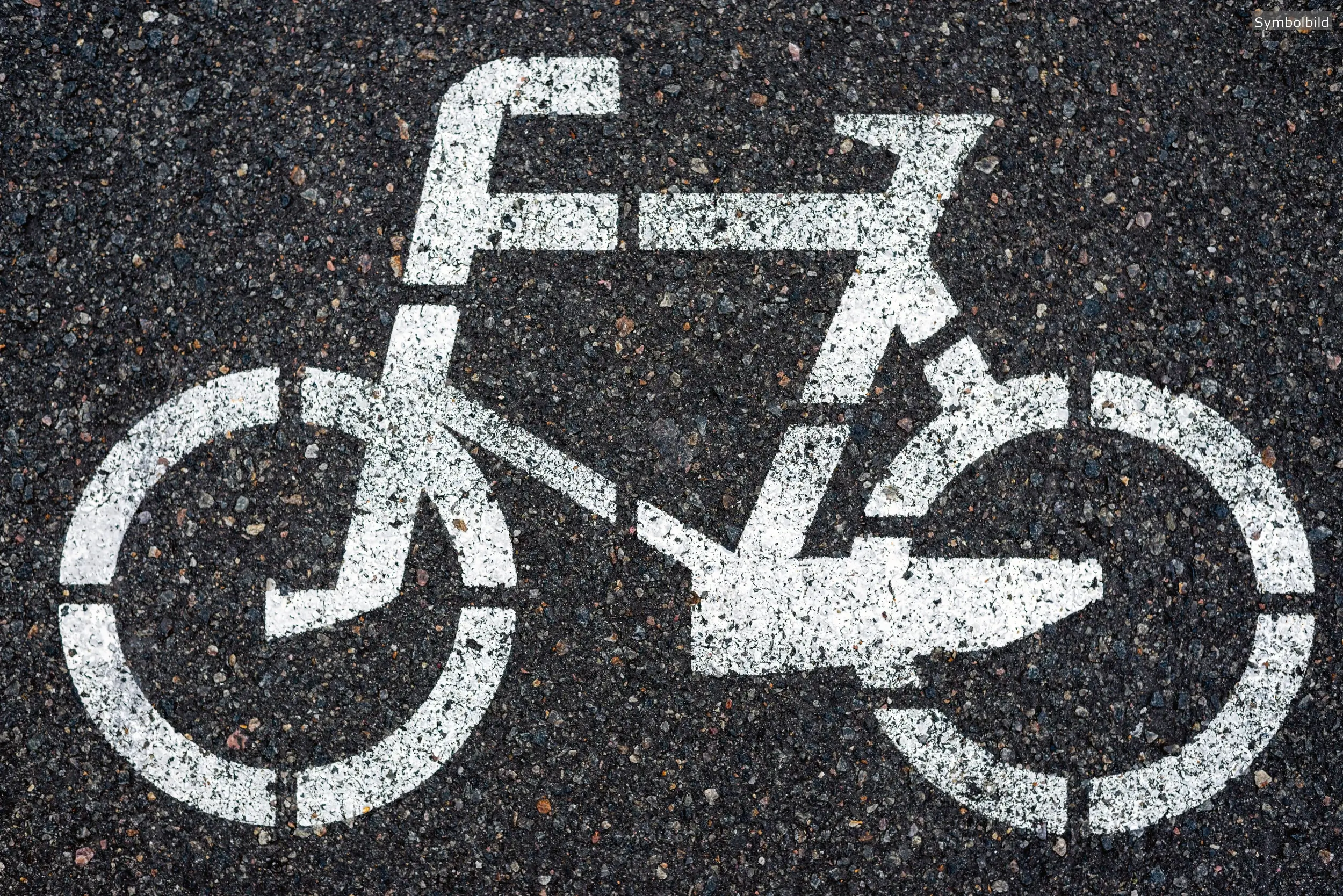 Radfahrer dürfen ab sofort an Sonn- und Feiertagen ganztägig die Fürther Fußgängerzone nutzen – ein Test für mehr urbane Mobilität.