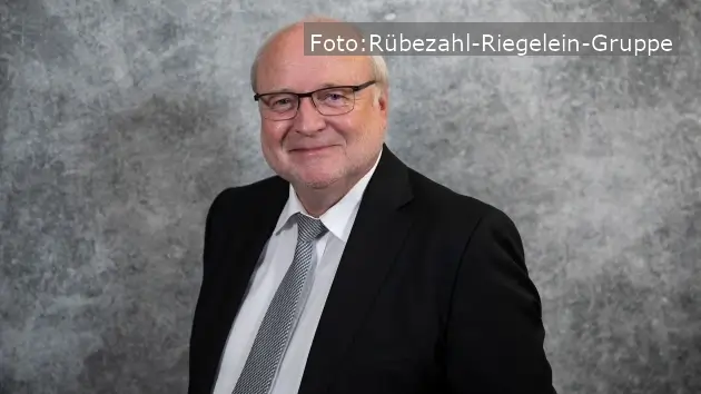 Peter Riegelein, langjähriger Geschäftsführer von Rübezahl-Riegelein, übergibt den Staffelstab an Sascha Löhr, der ab Januar 2025 die Verantwortung für Marketing und Vertrieb übernimmt
