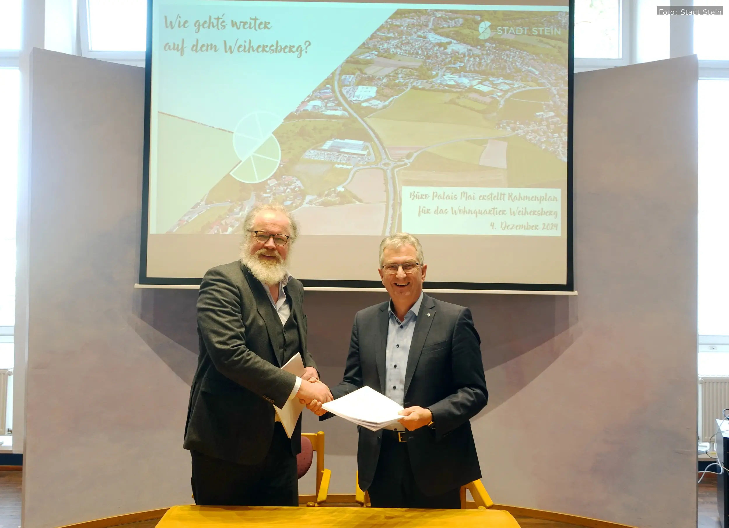 Der Erste Bürgermeister der Stadt Stein, Kurt Krömer, und Architekt Peter Scheller besiegeln das Zukunftsprojekt Weihersberg mit einem Händedruck.