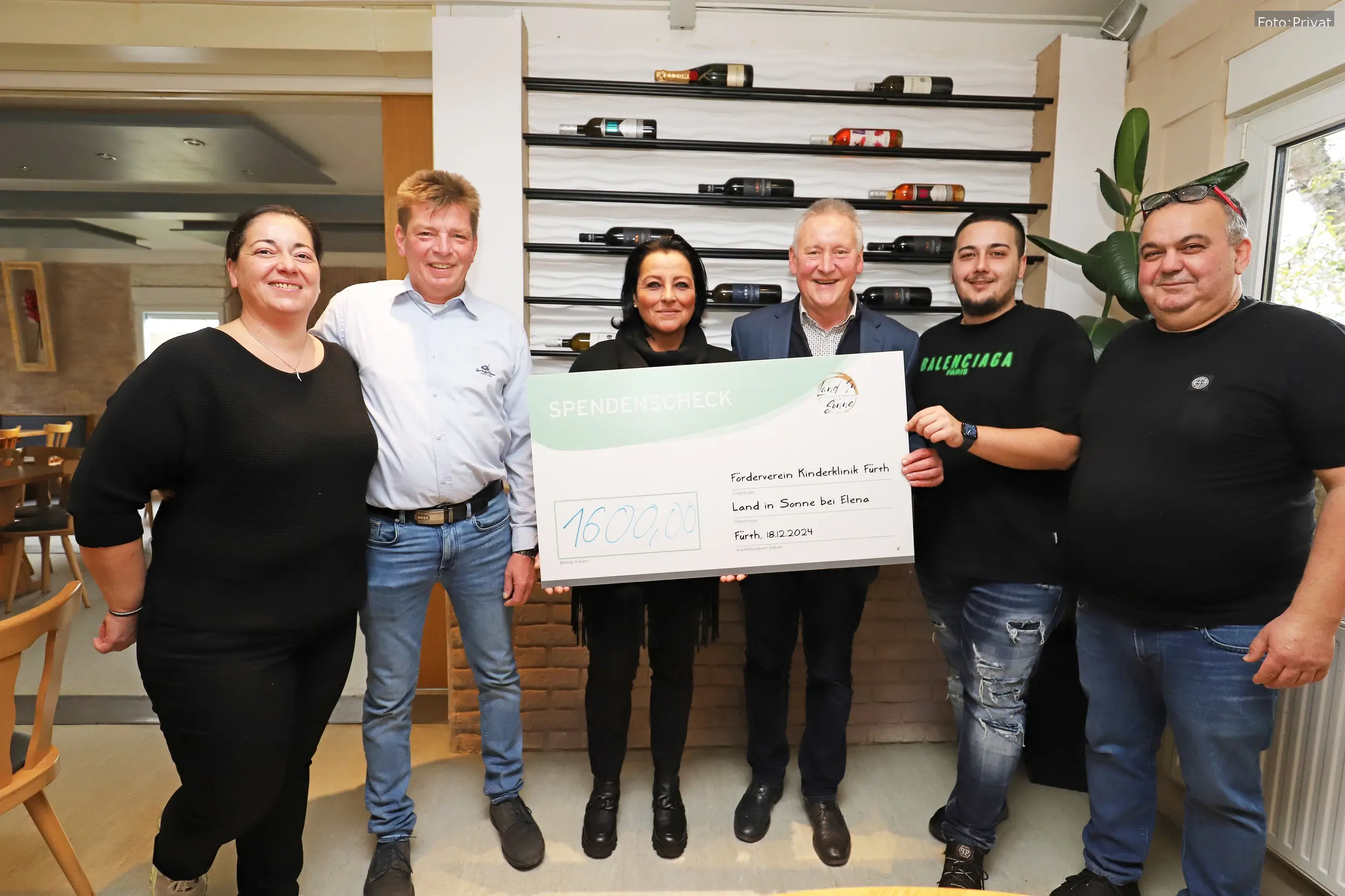 Das Restaurant "Land in Sonne bei Elena" überreichte eine Spende von 1600 Euro an den Förderverein der Kinderklinik Fürth.