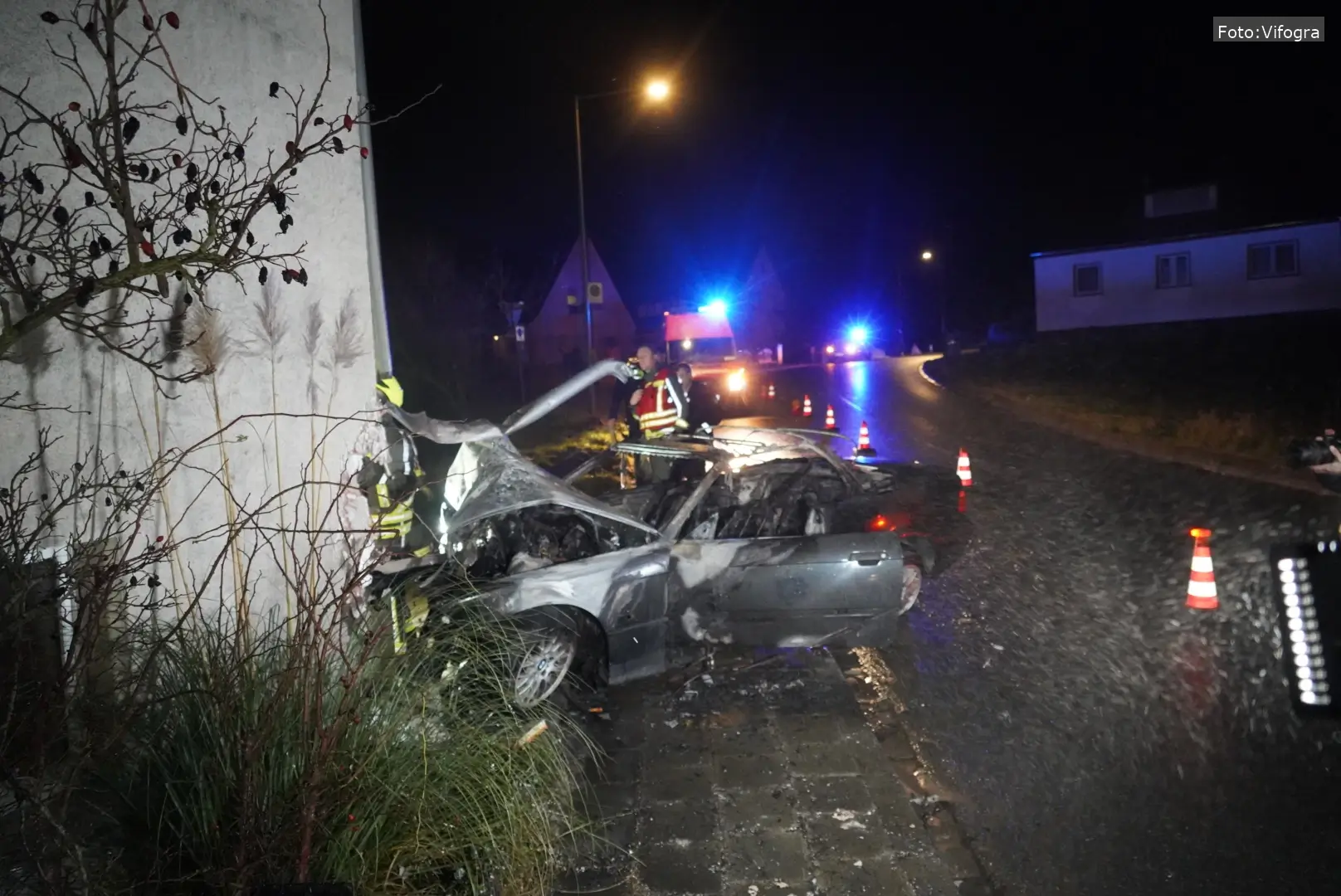 Schwerer Unfall in Sichersdorf: Auto prallt gegen Haus und fängt Feuer
