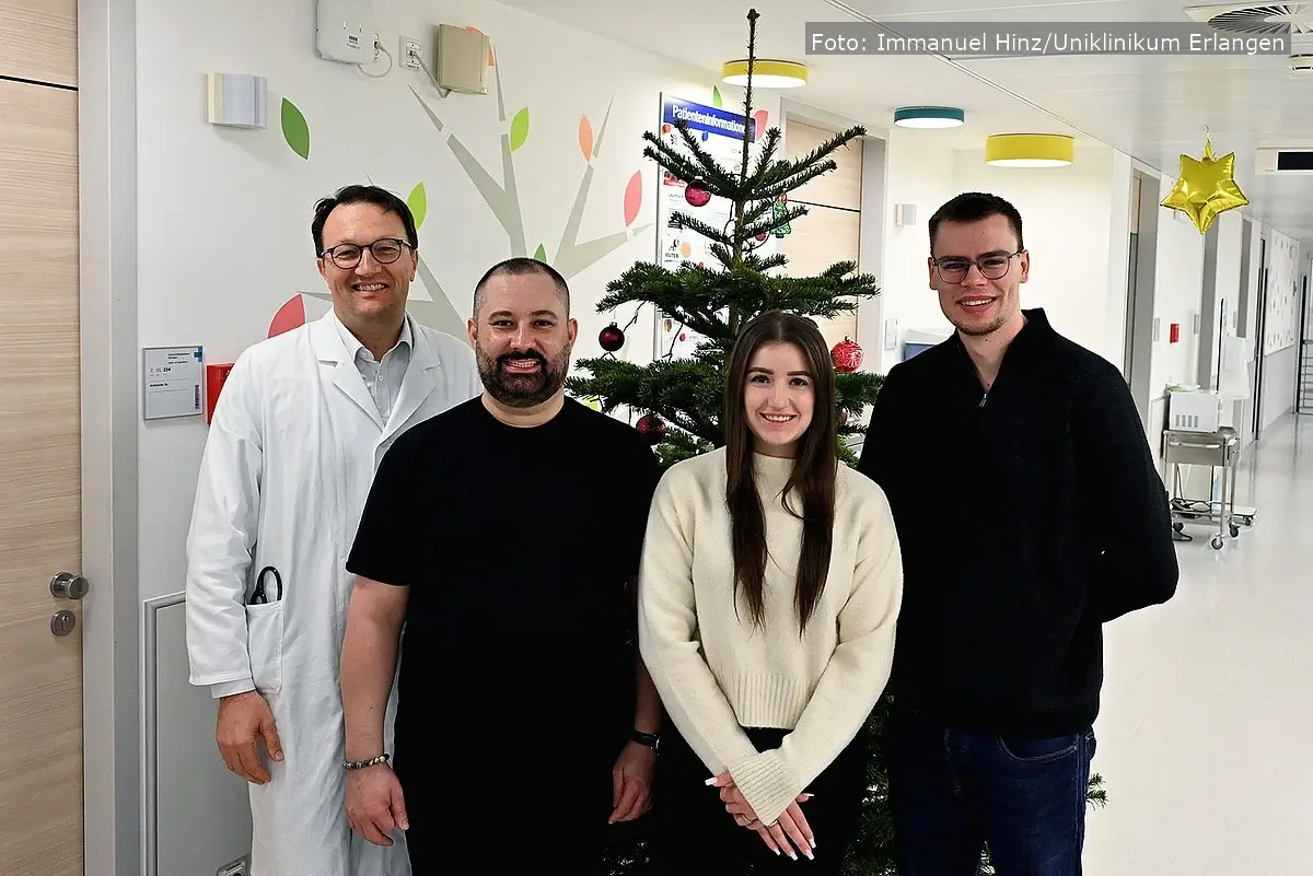 Prof. Dr. Markus Metzler, Leiter der Kinderonkologie des Uniklinikums Erlangen, freut sich über die Burger-Aktion von Thorsten Sambs, Geschäftsführer Burgerheart Fürth GmbH (2. v. l.), und seinen Mitarbeiter Sophia Menzel (2. v. r.) und Dennis Hartmann (r.). Foto: Immanuel Hinz/Uniklinikum Erlangen