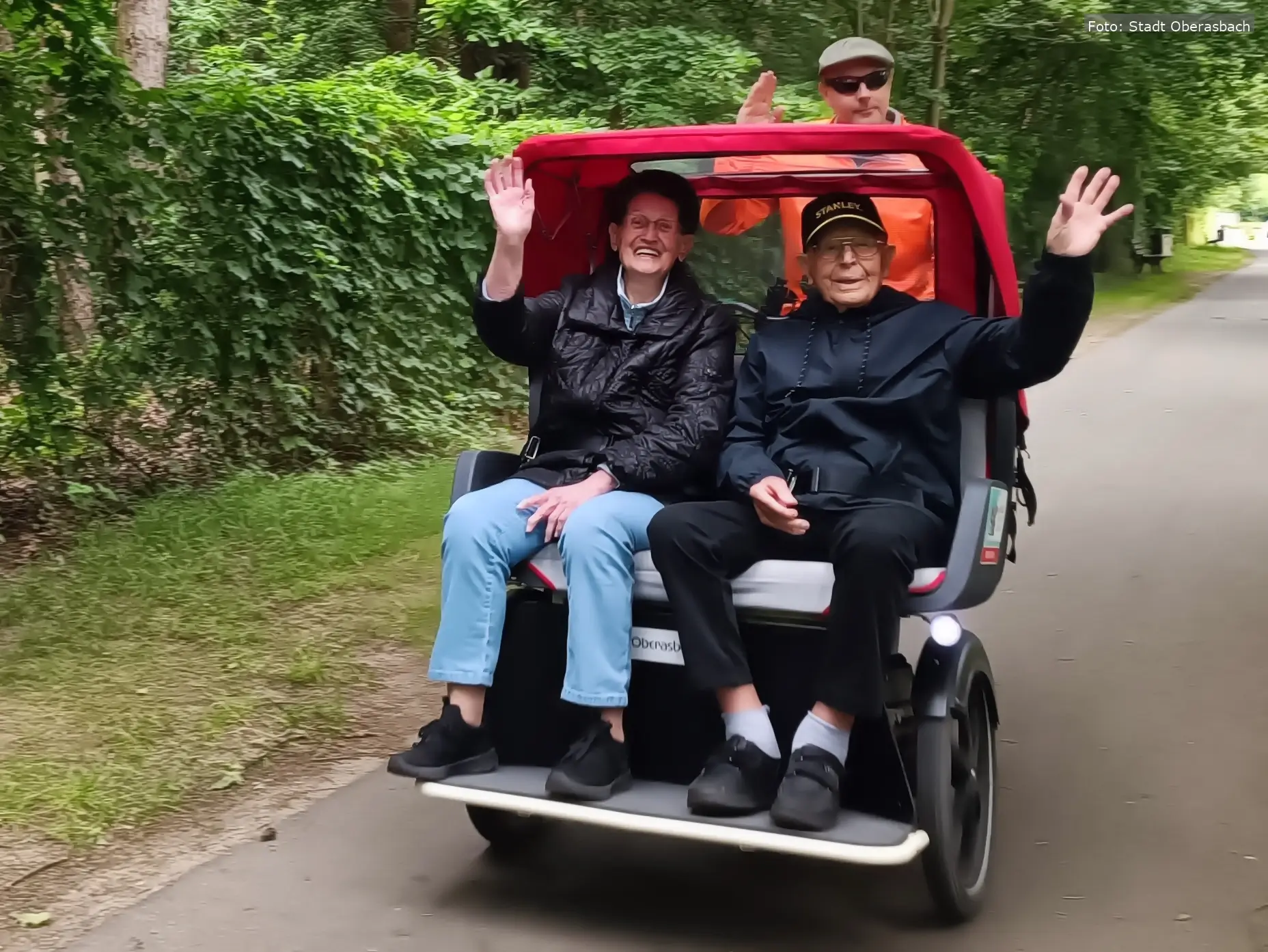 Die E-Rikscha „ERIKA“ bringt Seniorinnen und Senioren in Oberasbach auf Touren und schenkt ihnen Lebensfreude – ein Erfolgsmodell, das wachsen soll.