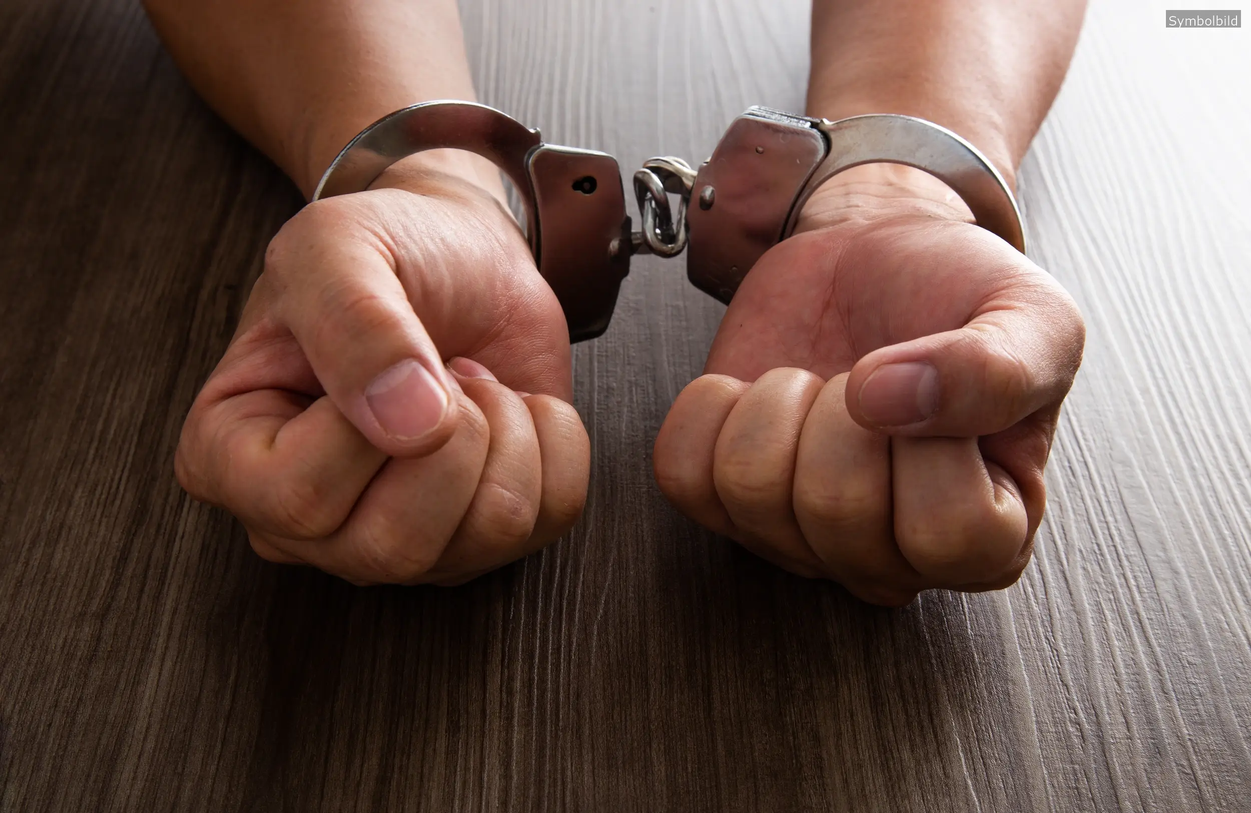 Ein Polizeieinsatz in Fürth führte zur Festnahme eines Tatverdächtigen, der einen Mann mit einem Messer bedroht haben soll.