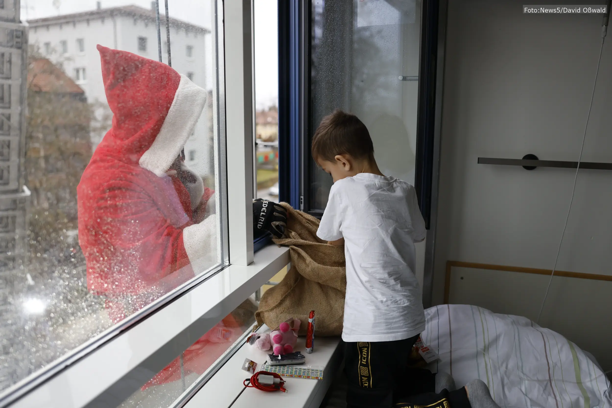 Höhenretter der Fürther Feuerwehr seilen sich am Nikolaustag ab und bringen Geschenke ans Krankenbett – eine Tradition, die Kinderherzen höherschlagen lässt
