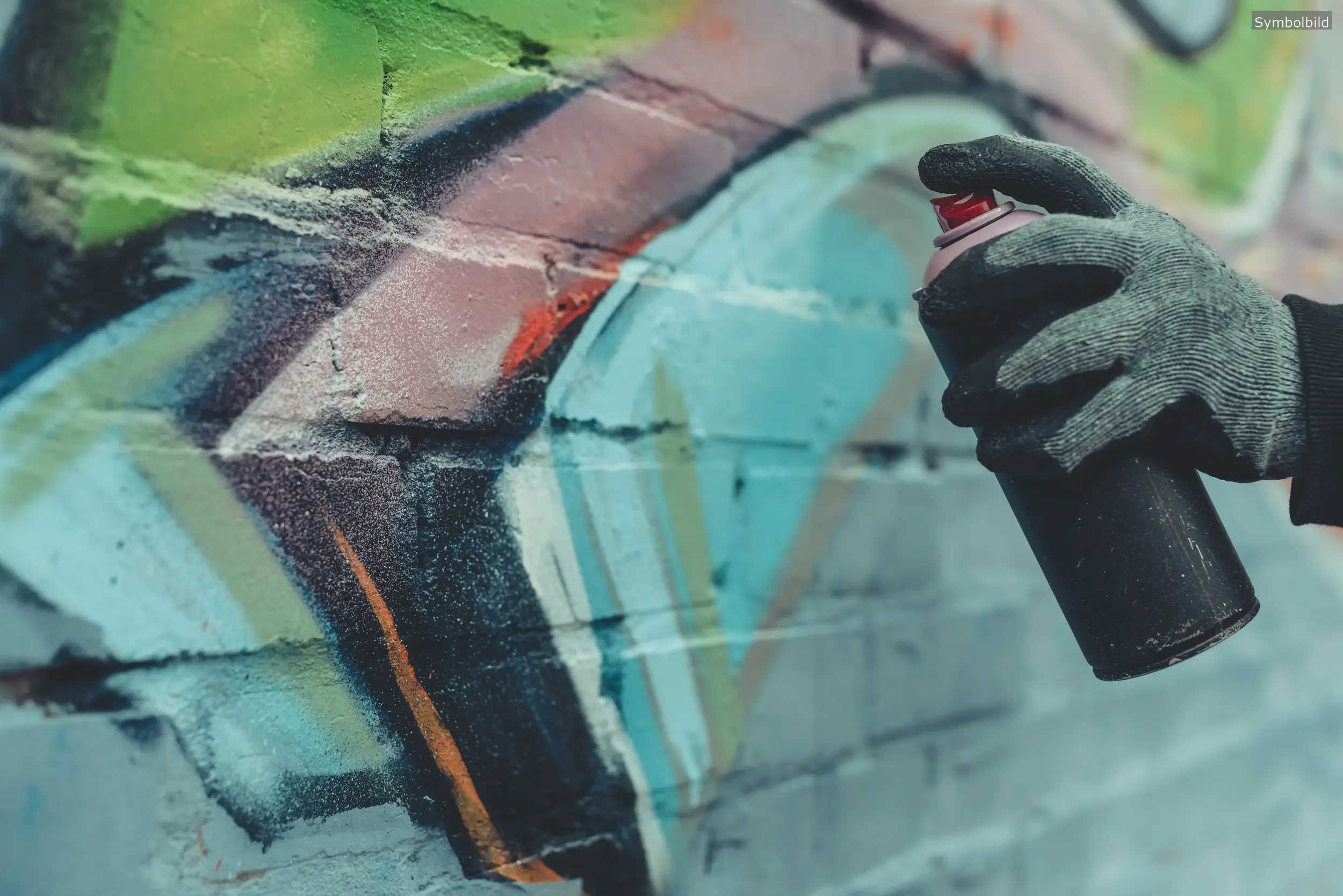 In ihrer Freizeit aktiv: Polizisten stoppen Jugendliche beim Sprühen von Graffiti in Fürth.