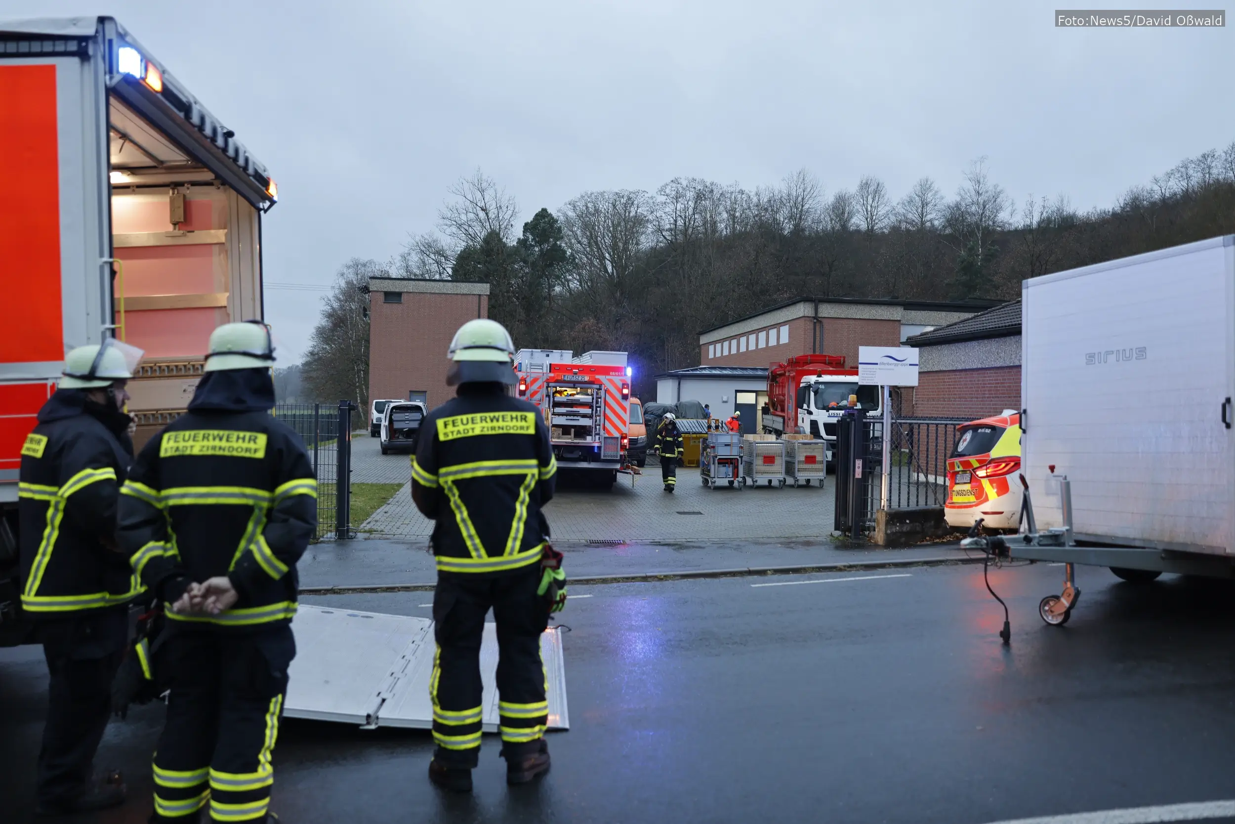 Einsatzkräfte der Feuerwehr Zirndorf sind vor Ort, um die verschüttete Person zu bergen.