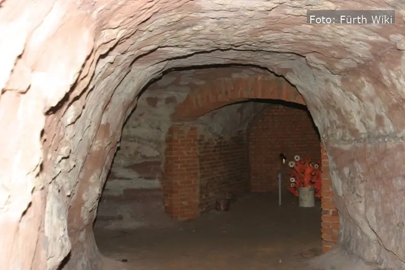 Die Felsengänge des Grüner-Kellers in Fürth: Historische Kelleranlagen unter dem Klinikum, die einst zur Bierlagerung dienten und während des Zweiten Weltkriegs als Luftschutzbunker genutzt wurden.