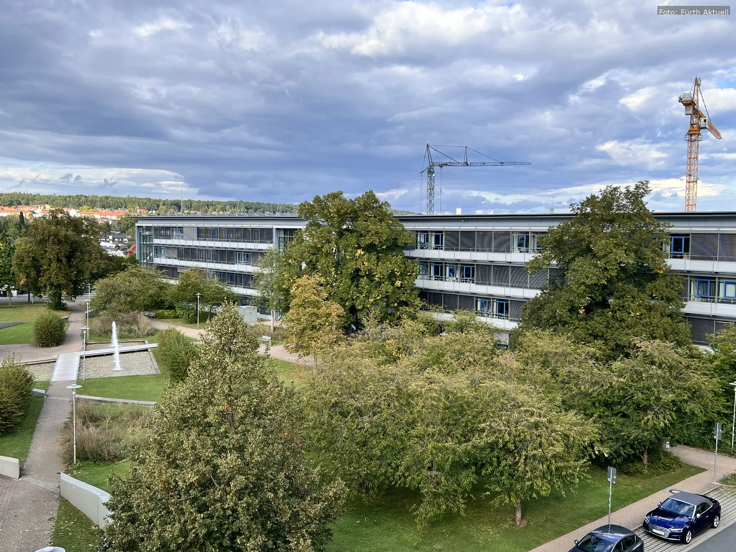 Das Landratsamt in Zirndorf. Haushaltsplan 2025 des Landkreises Fürth: Zwischen Investitionen, Sparzwang und politischen Debatten.