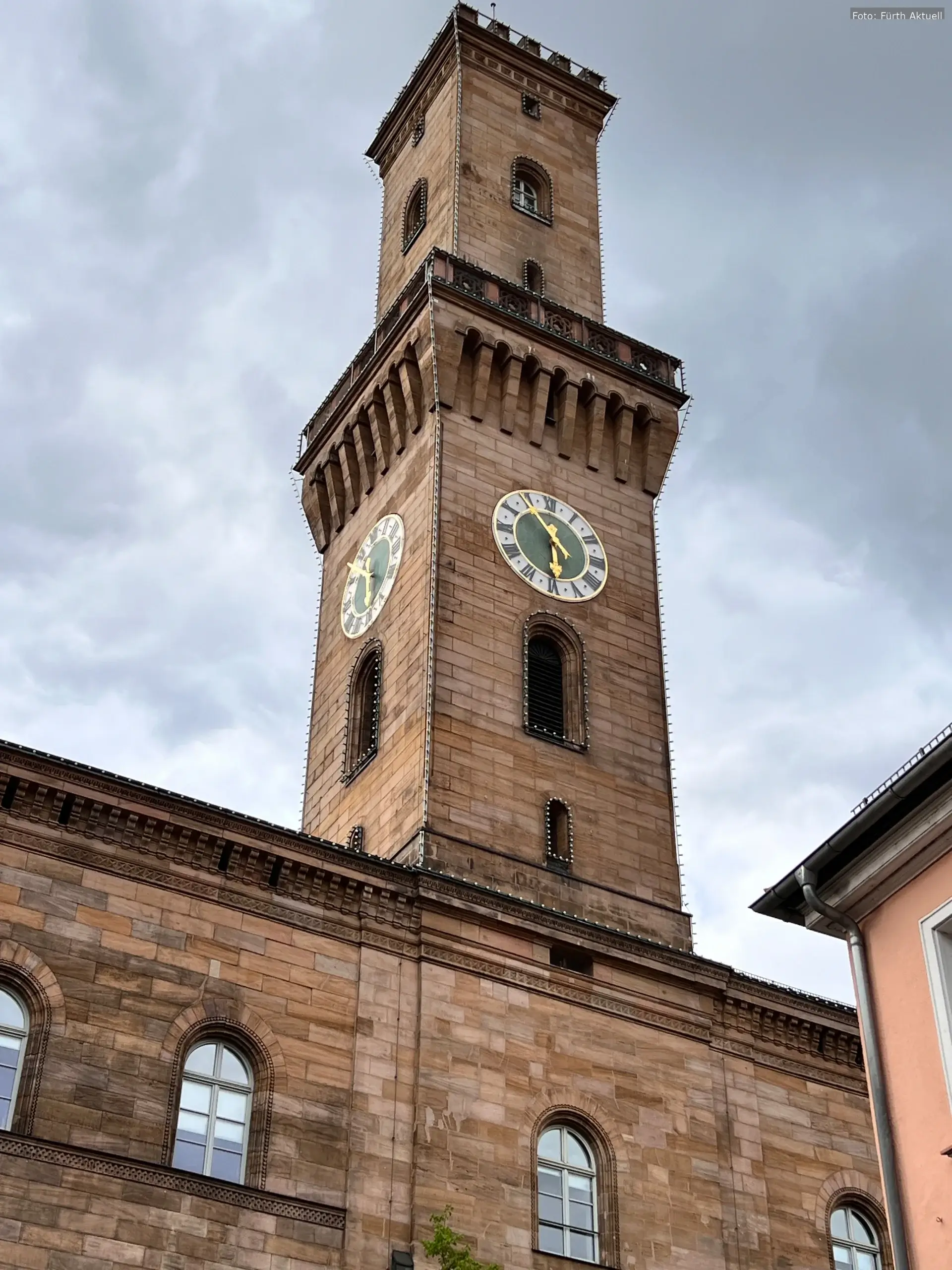 Das historische Fürther Rathaus, ein Symbol für die Stadtentwicklung, feiert 2025 sein 175-jähriges Jubiläum.