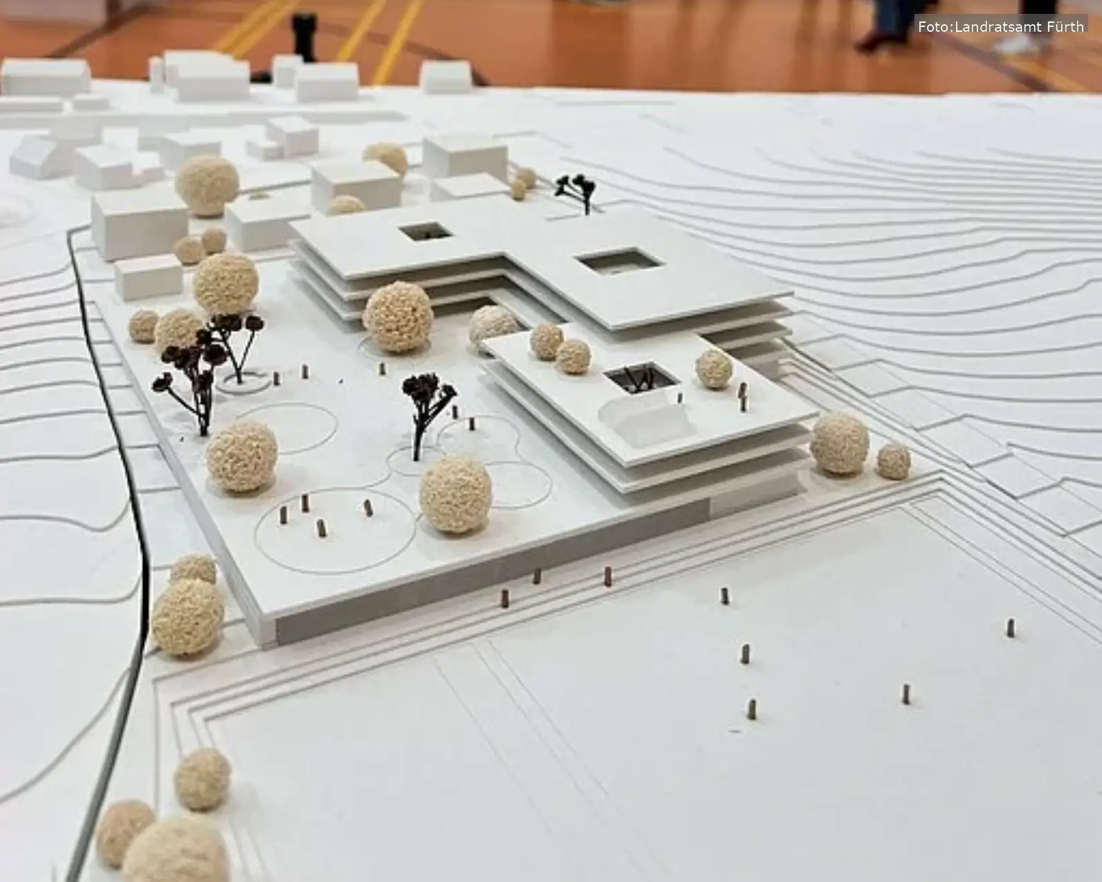 Das geplante Gymnasium in Cadolzburg wird Platz für rund 880 Schülerinnen und Schüler bieten und die Bildungslandschaft im Landkreis Fürth bereichern.