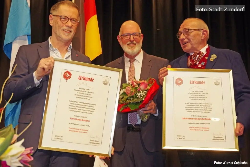 Bürgermeister Thomas Zwingel überreicht den Gemeinsinnspreis an Thomas Rohlederer und Walter Klostermeier vom Volkstrachtenverein Bergclub Zirndorf e.V.
