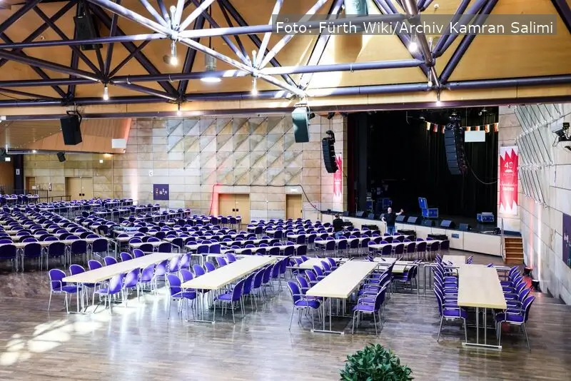 Die Stadthalle Fürth, ein zentraler Veranstaltungsort seit 1982, steht vor einer umfassenden Generalsanierung aufgrund ihres maroden Zustands.