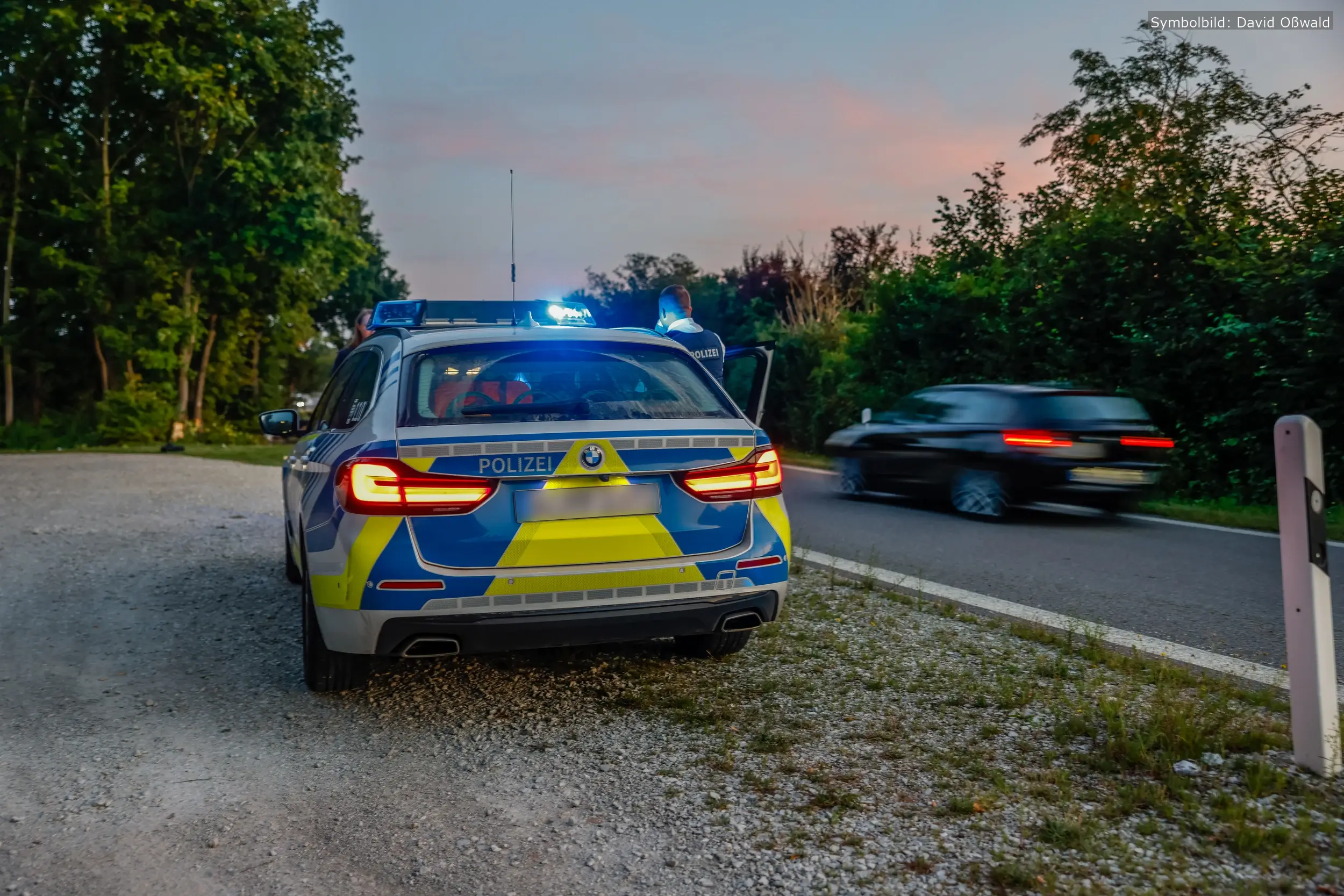Schießübungen im Wald: Polizei stoppt Mann ohne Führerschein und unter Drogen