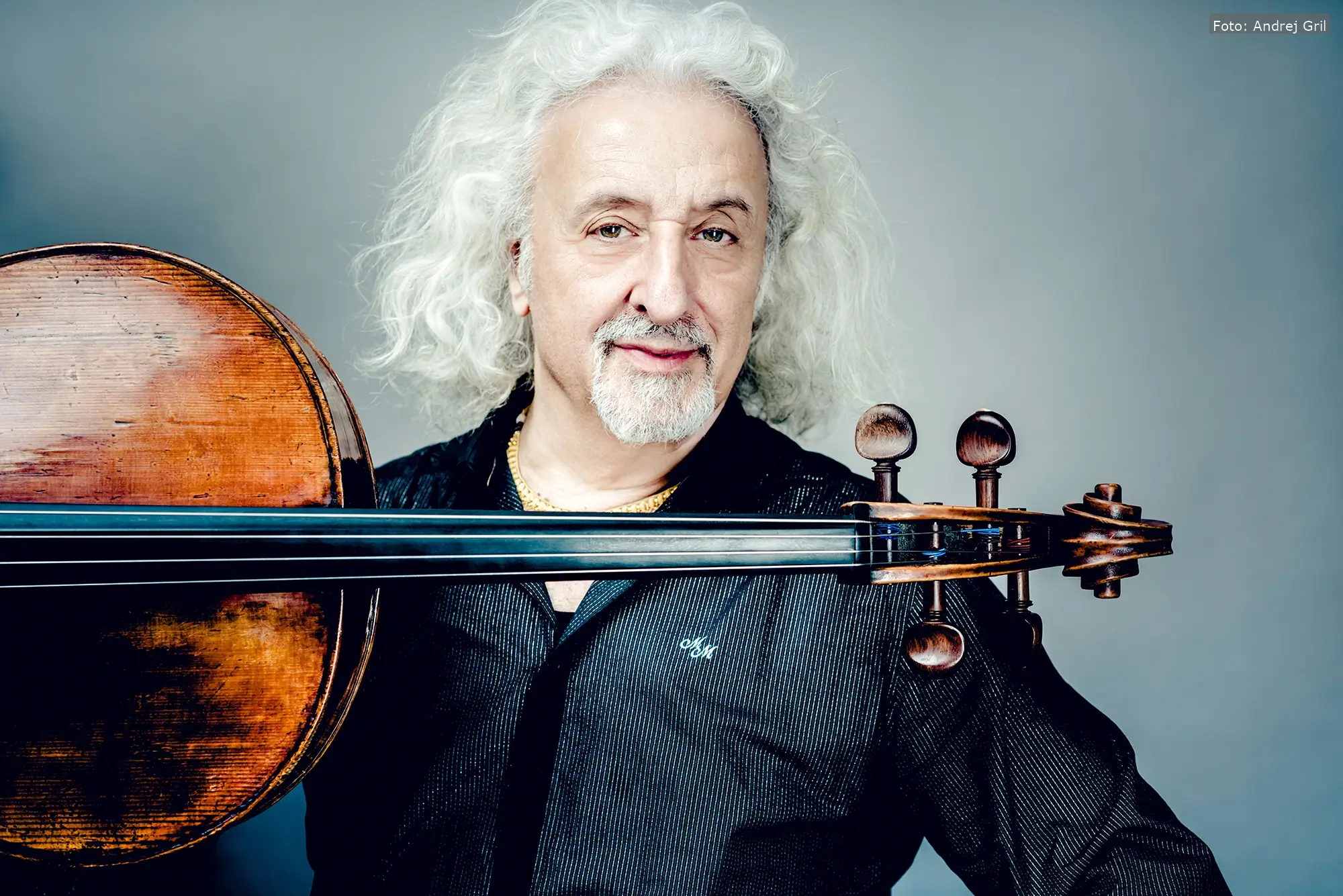 Mischa Maisky kehrt nach schwerer Erkrankung auf die Bühne zurück und feiert sein Debüt im Stadttheater Fürth.