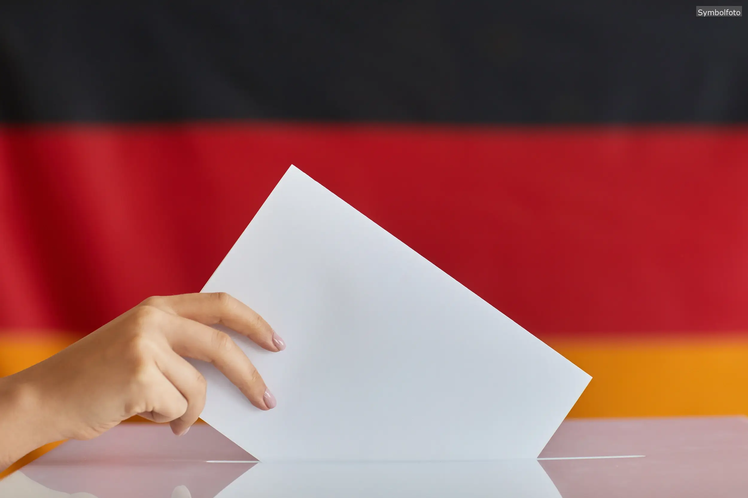 Jugendliche in Fürth geben bei der U18-Bundestagswahl ihre Stimme ab.