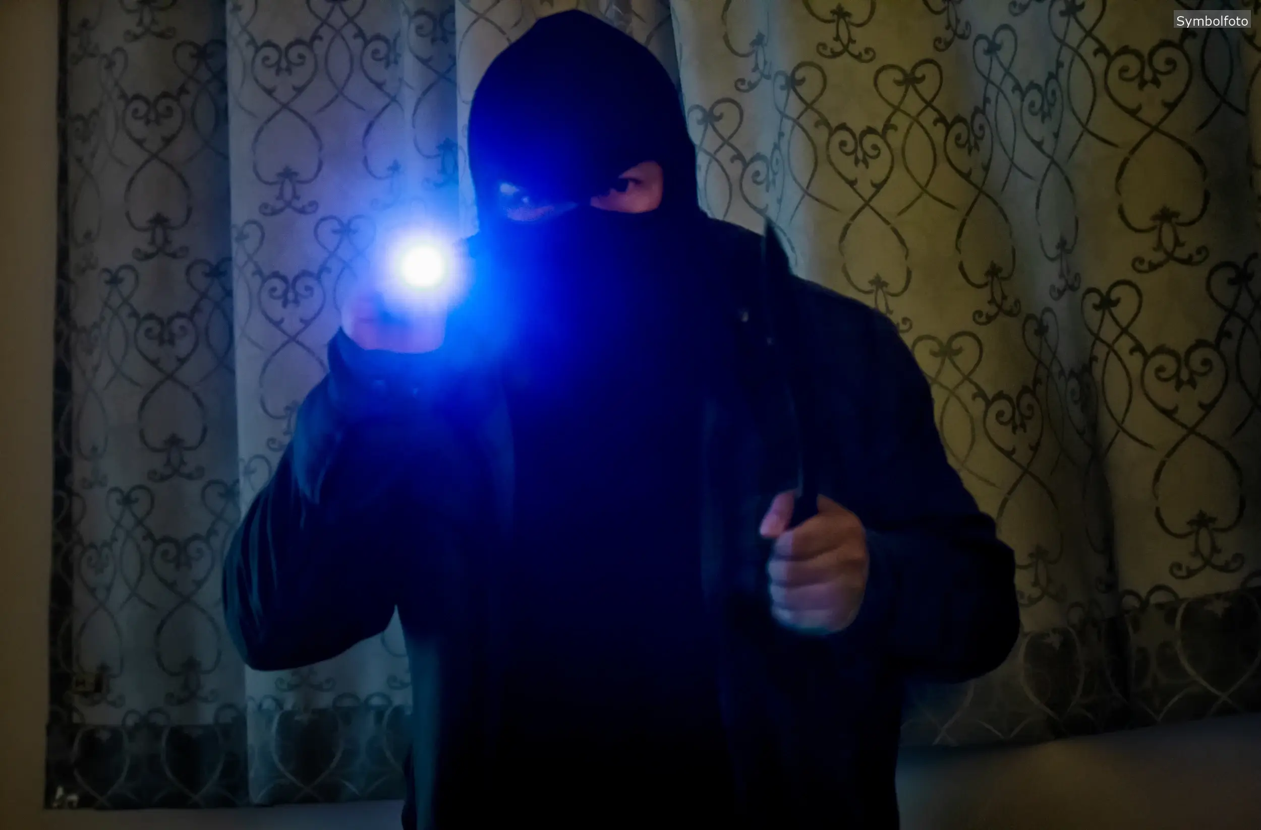 Die Polizei hat in Zirndorf einen 25-jährigen Mann festgenommen, der verdächtigt wird, seit Frühjahr 2024 über 70 Einbrüche in Mittelfranken begangen zu haben.