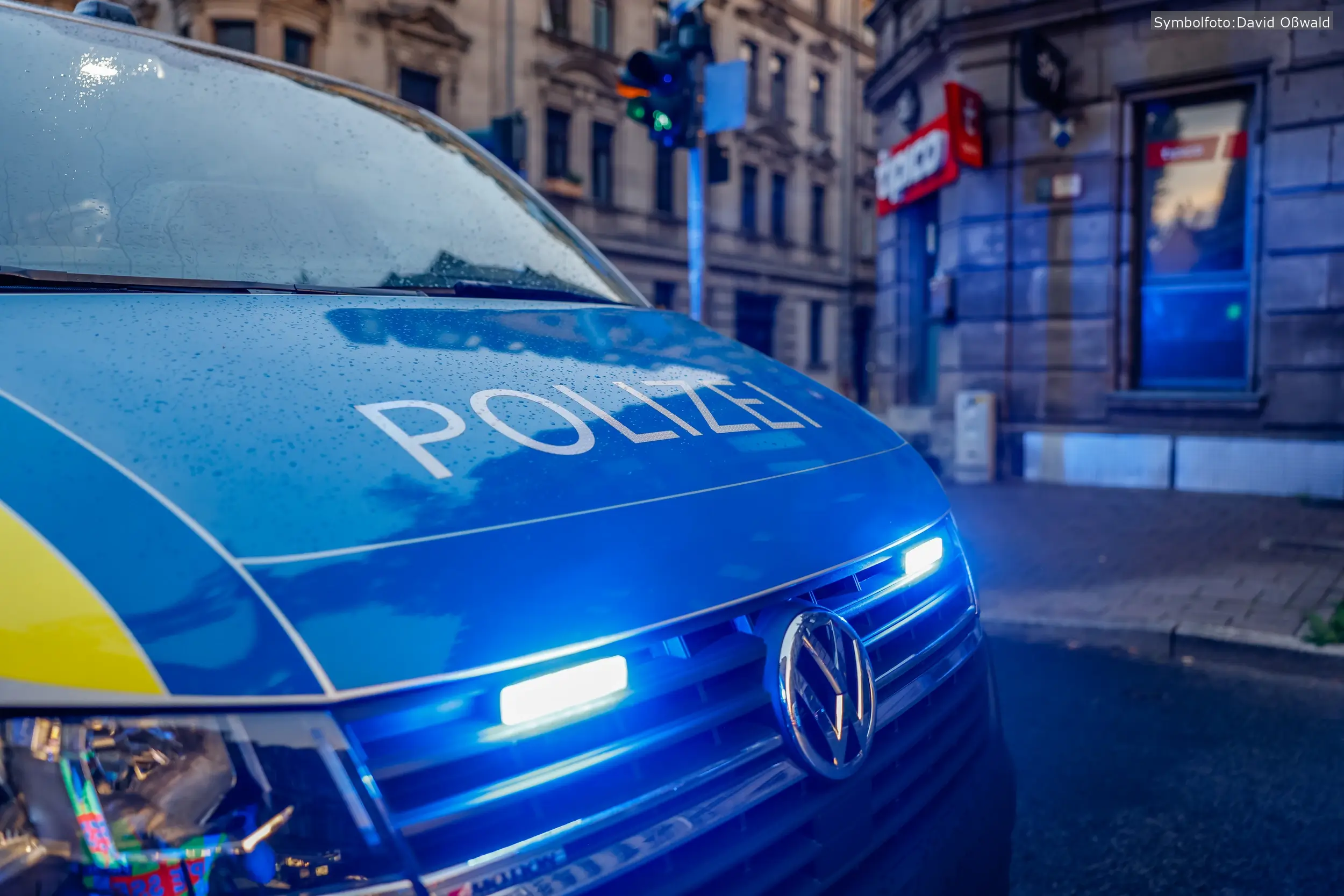 . In den vergangenen Jahren kam es immer wieder zu ähnlichen Taten, bei denen Zigarettenautomaten mit teils erheblichem Sachschaden zerstört wurden.