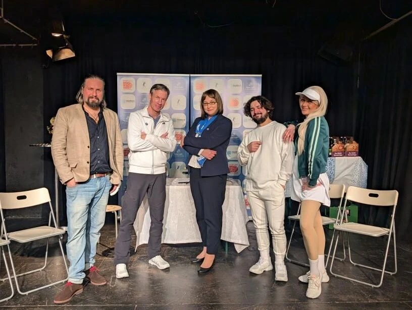 David O. Riedel (links) im Stück "Extrawurst" in der Kofferfabrik Fürth.