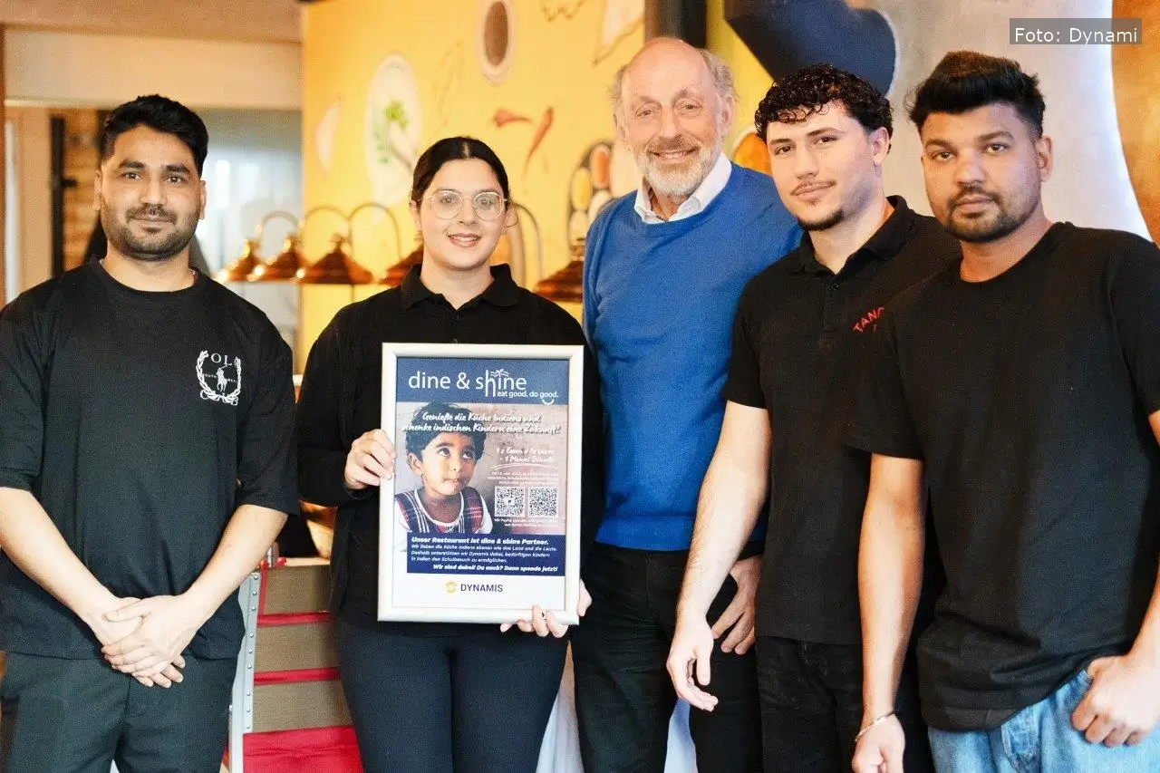 Dynamis Vorstand Andreas Mayr und Priya Singh mit Tandoori Team