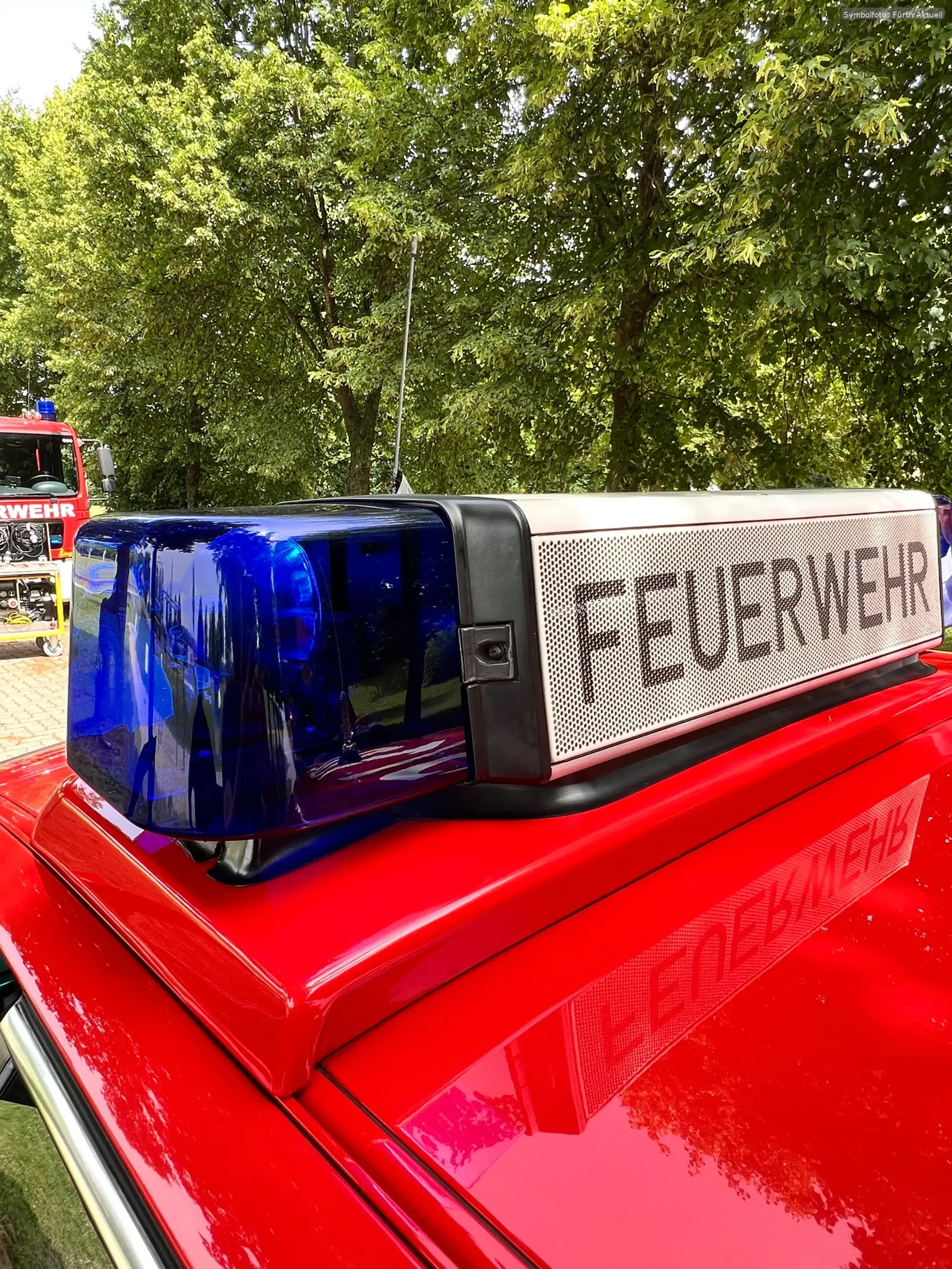 Nächtliche Müllcontainer-Brände in Fürth: Feuerwehr verhindert größere Schäden