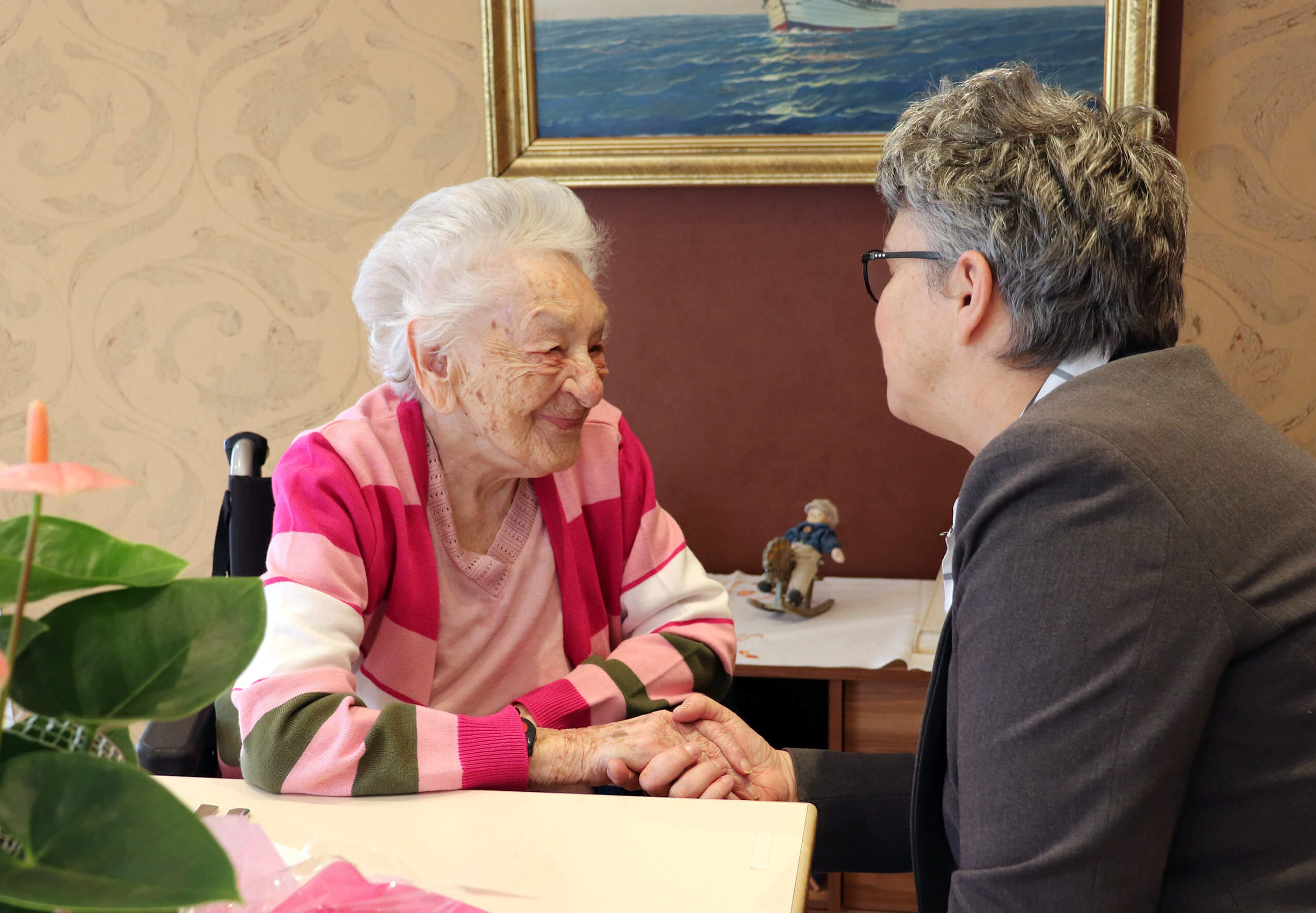 Die älteste Bürgerin Oberasbachs, Kunigunde Kamleiter, erhielt von Bürgermeisterin Birgit Huber Glückwünsche zu ihrem 104. Geburtstag.