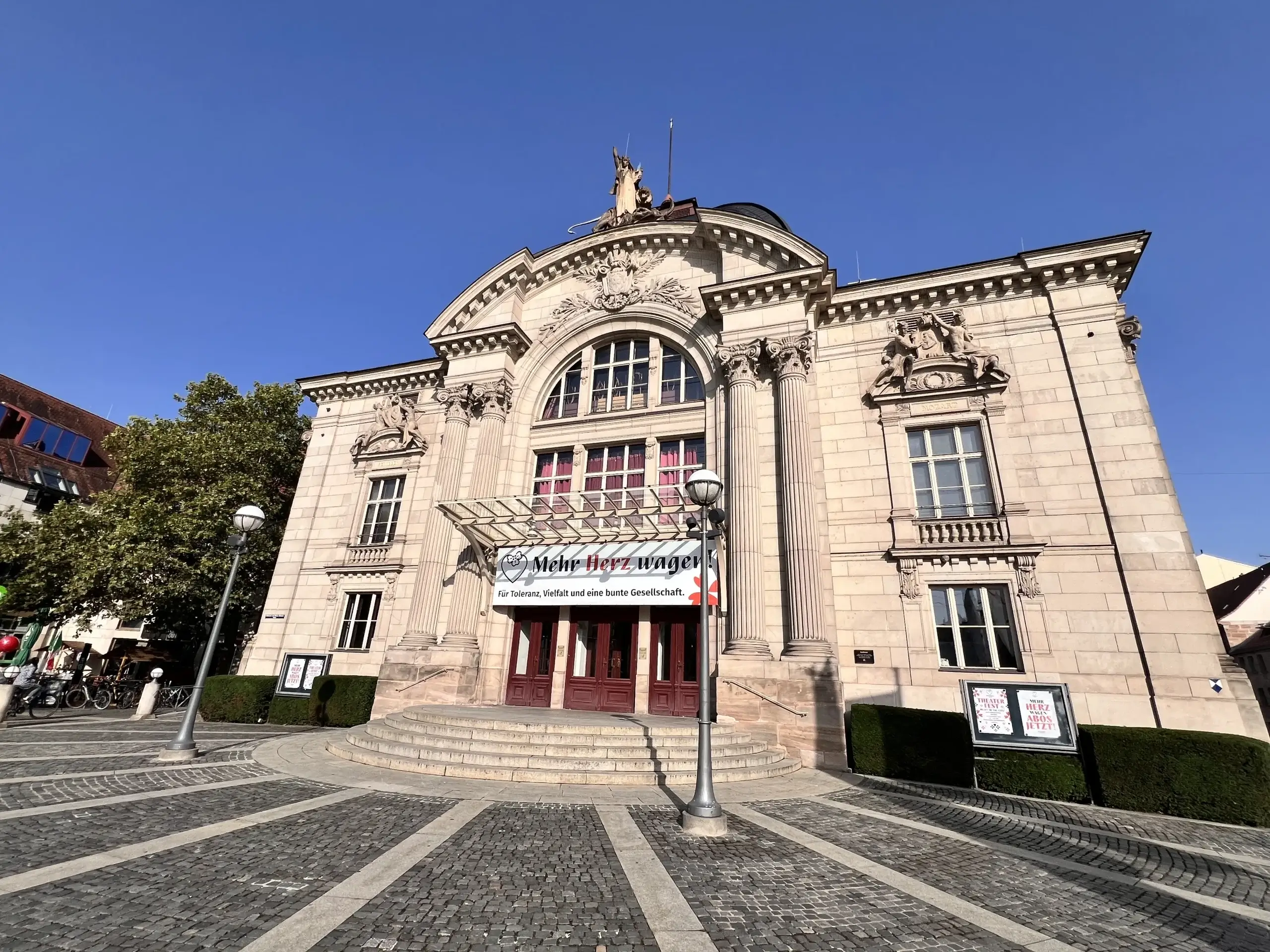 Das Stadttheater Fürth bietet im Frühling zwei Tickets zum Preis von einem an.